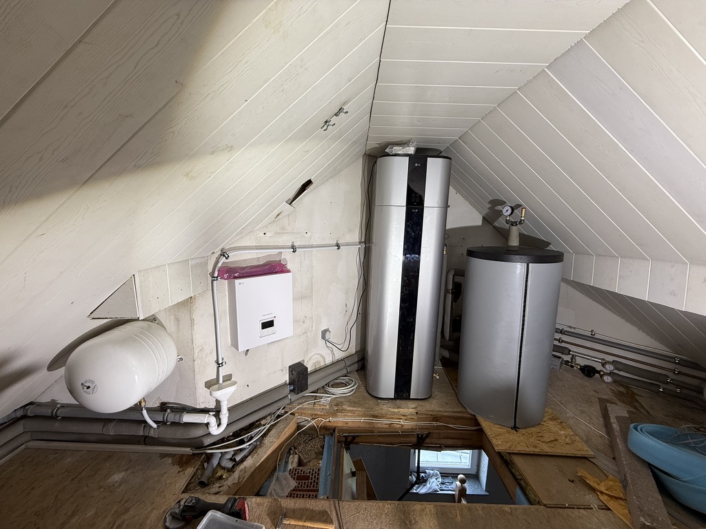 Dachzentrale-Umbau: Gastherme → 14kW LG-Wärmepumpe