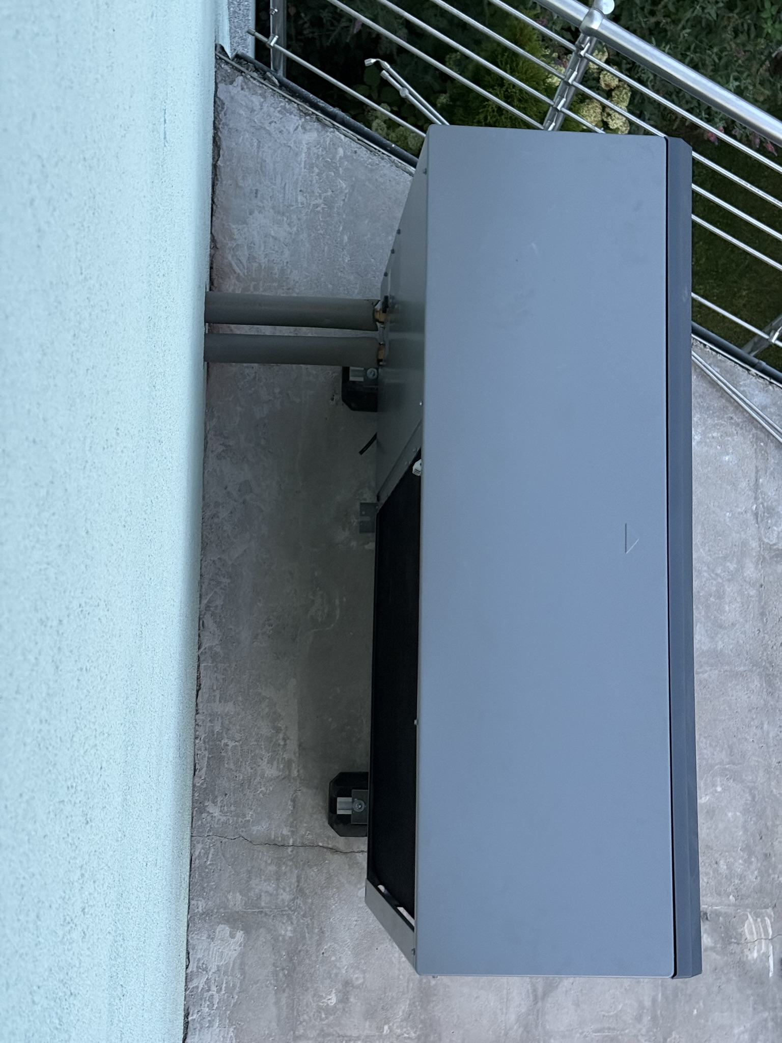 LG-Wärmepumpe 14 kW Außeneinheit in der Vogelperspektive mit gedämmten Anschlüssen