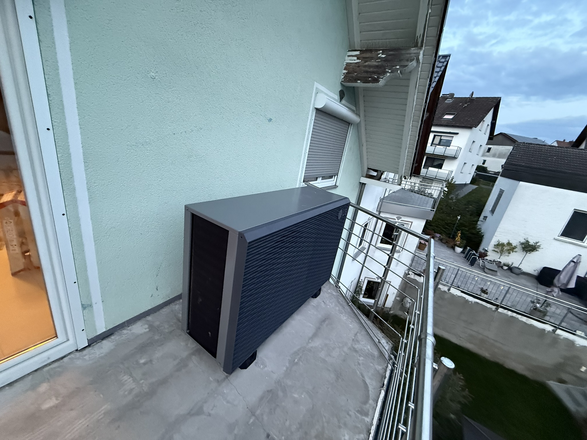 LG-Wärmepumpe 14 kW Außeneinheit von der Seite auf dem Balkon