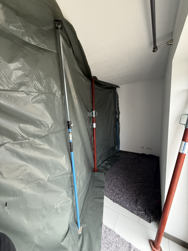 Staubschutzwand vor dem Arbeitsbereich in der Dachzentrale