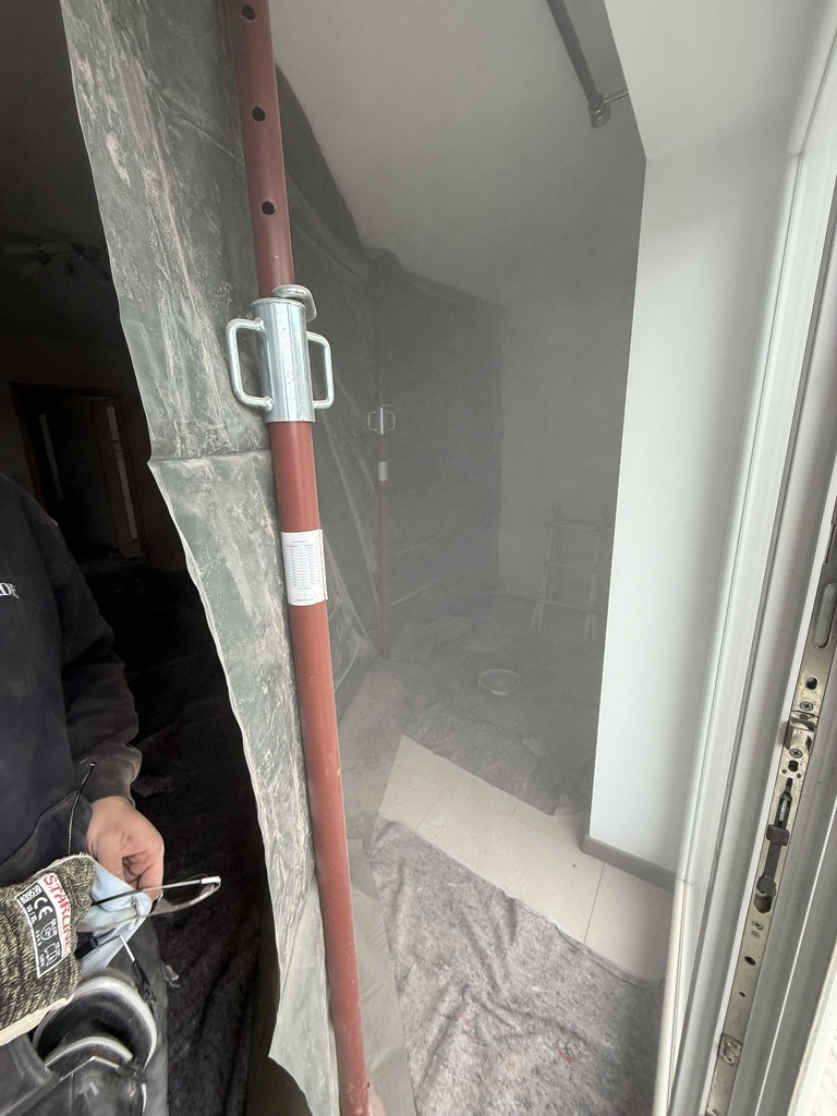 Staubschutzwand mit Reißverschluss-Durchgang für saubere Trennung zwischen Baustelle und Wohnbereich