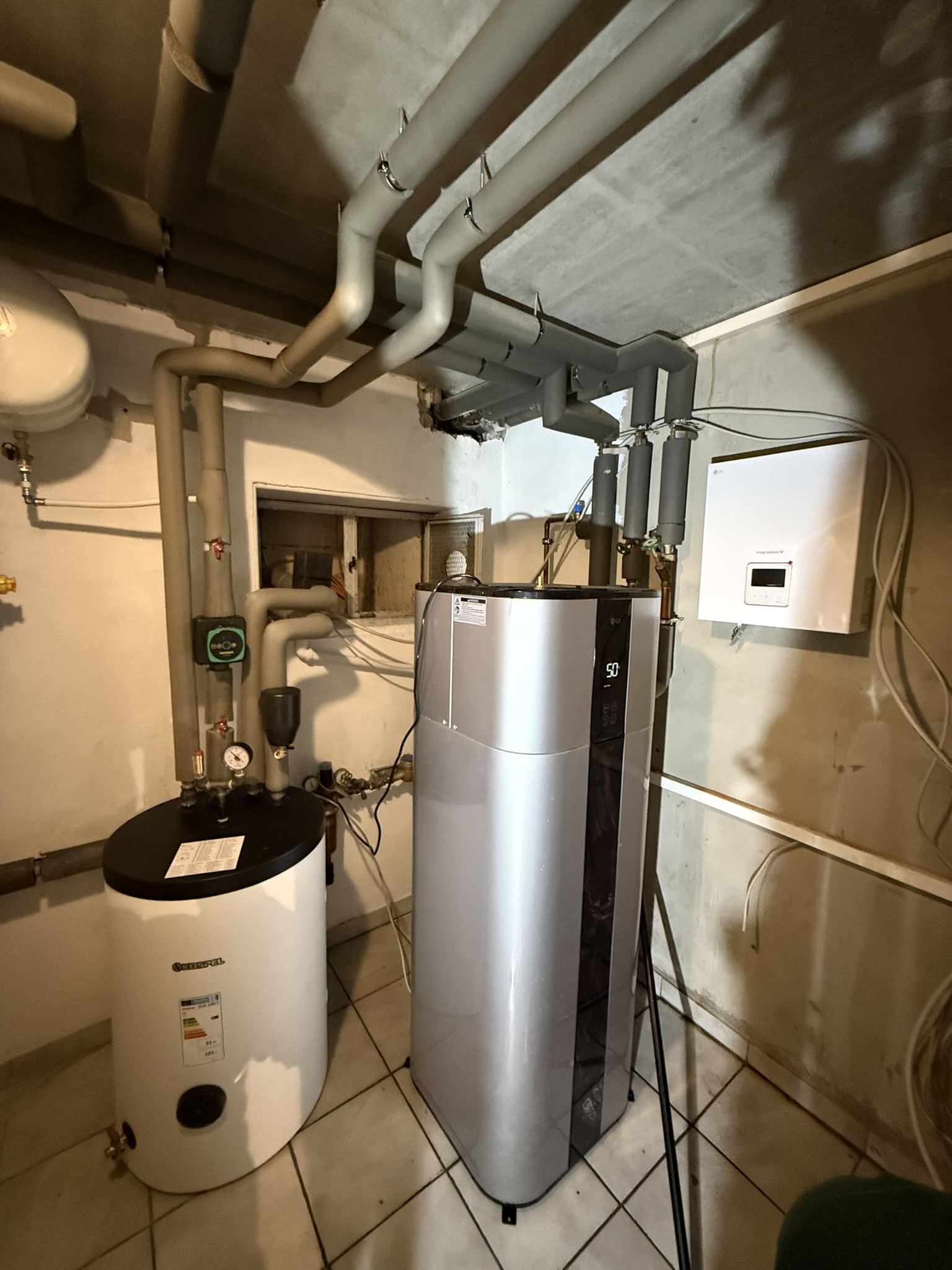 Technikraum mit LG-Brauchwasserwärmepumpe 200 Liter, Pufferspeicher 100 Liter und ThermaV-Touchscreen