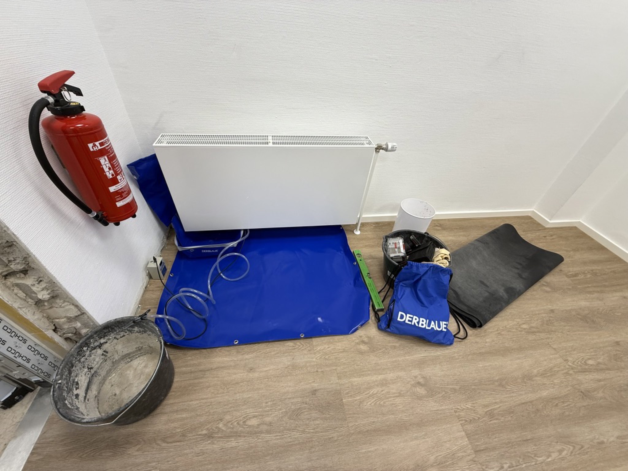 Vorbereiteter Arbeitsbereich mit Profi-Werkzeug zum Abpumpen des Heizkörpers