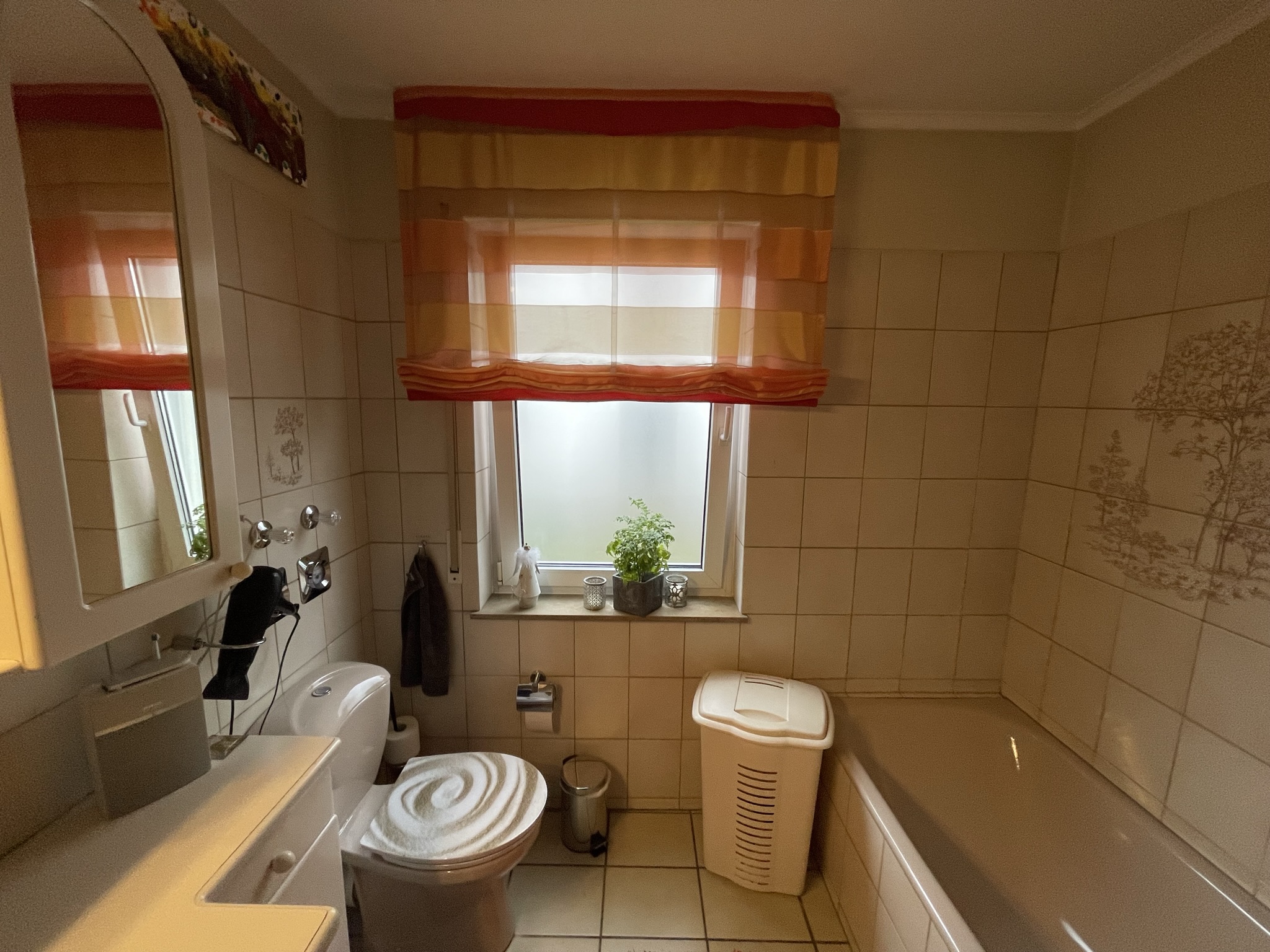 Hauptbad vorher — Ansicht WC und Badewanne vor der Kernsanierung