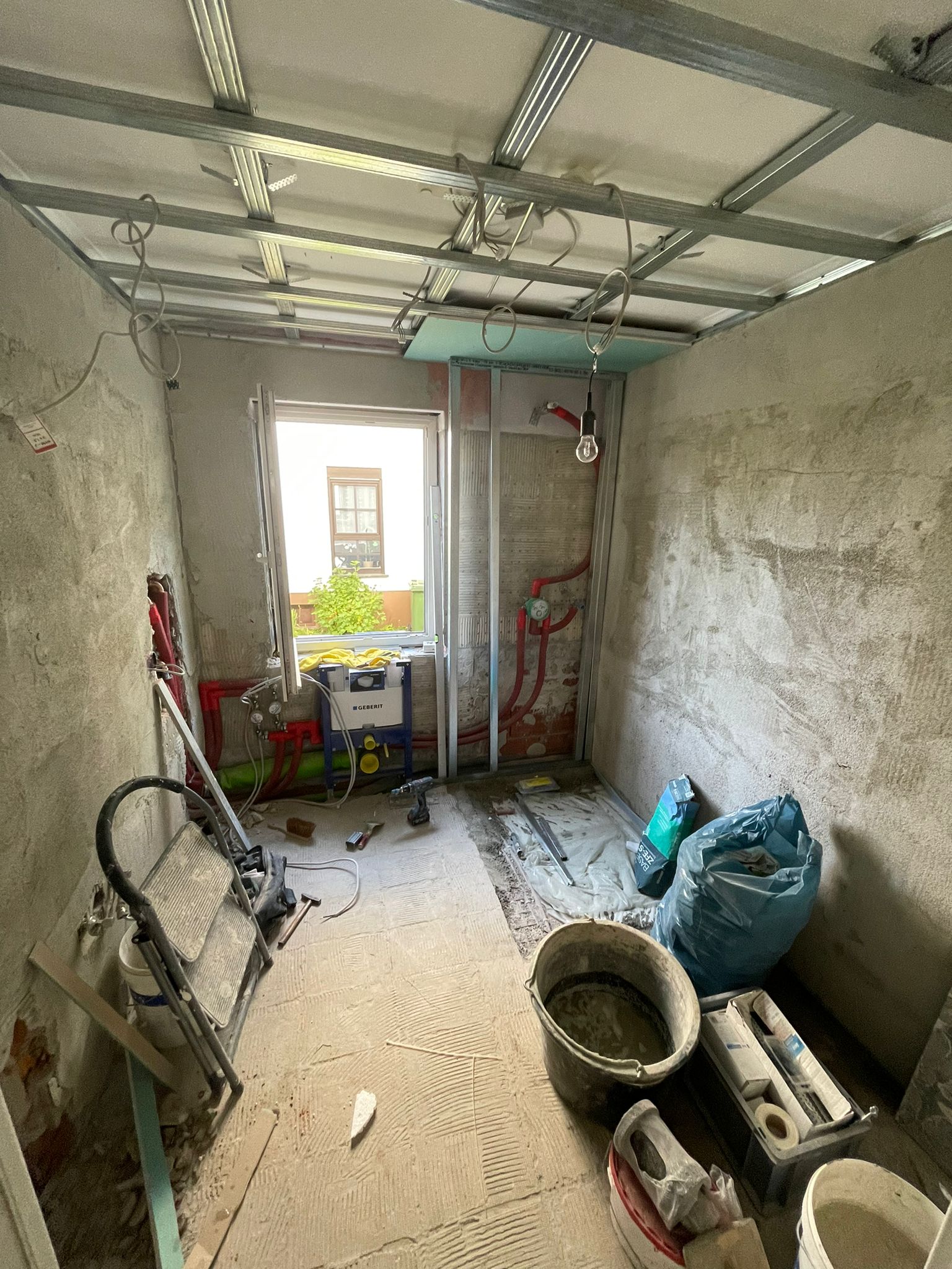 Rohinstallation mit Hansgrohe-Unterputzarmatur und Geberit-WC-Gestell im 82-cm-Sondermaß