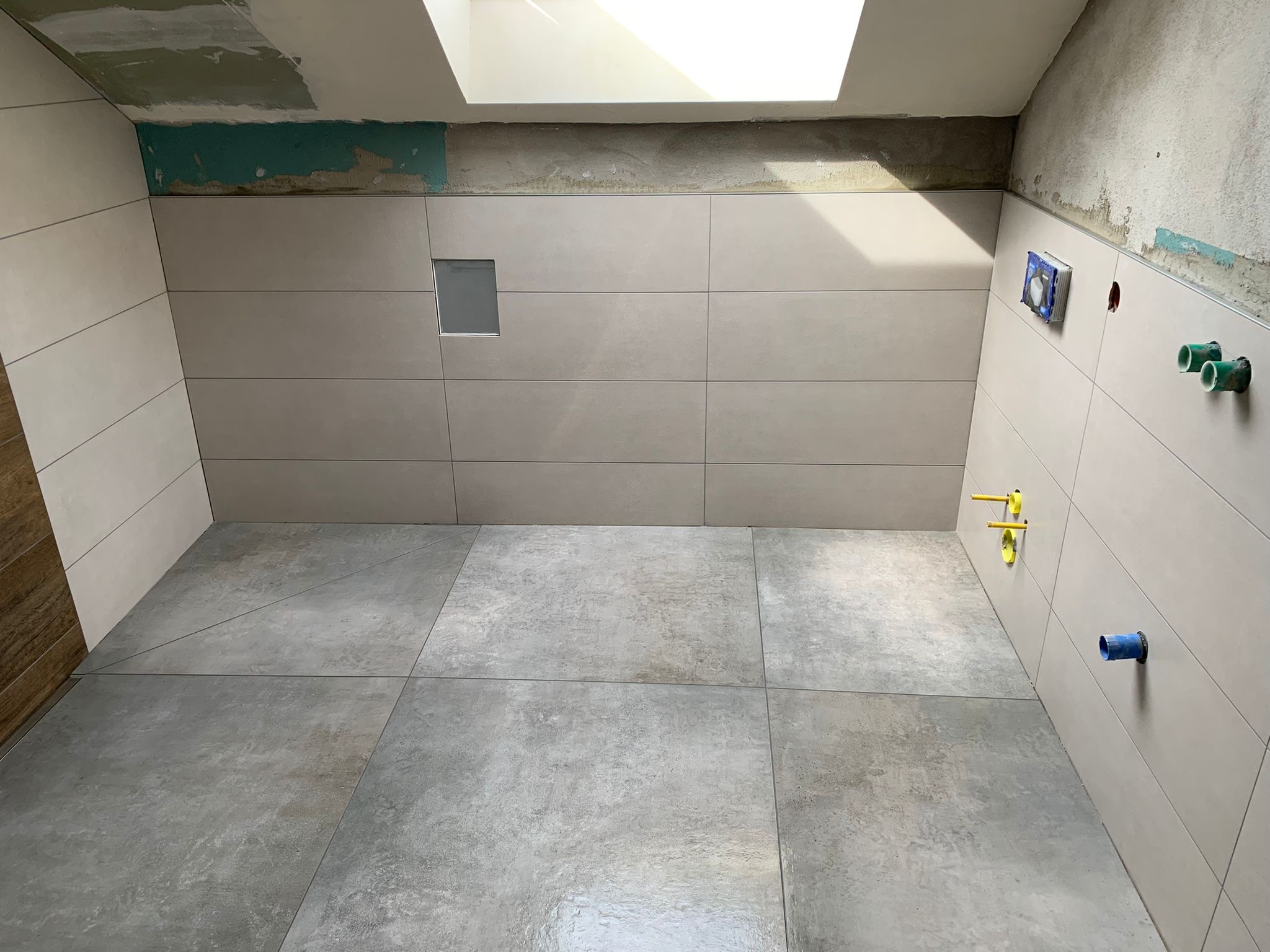 Verfugen der Fliesen im Bad (Waschbecken- und WC-Bereich)