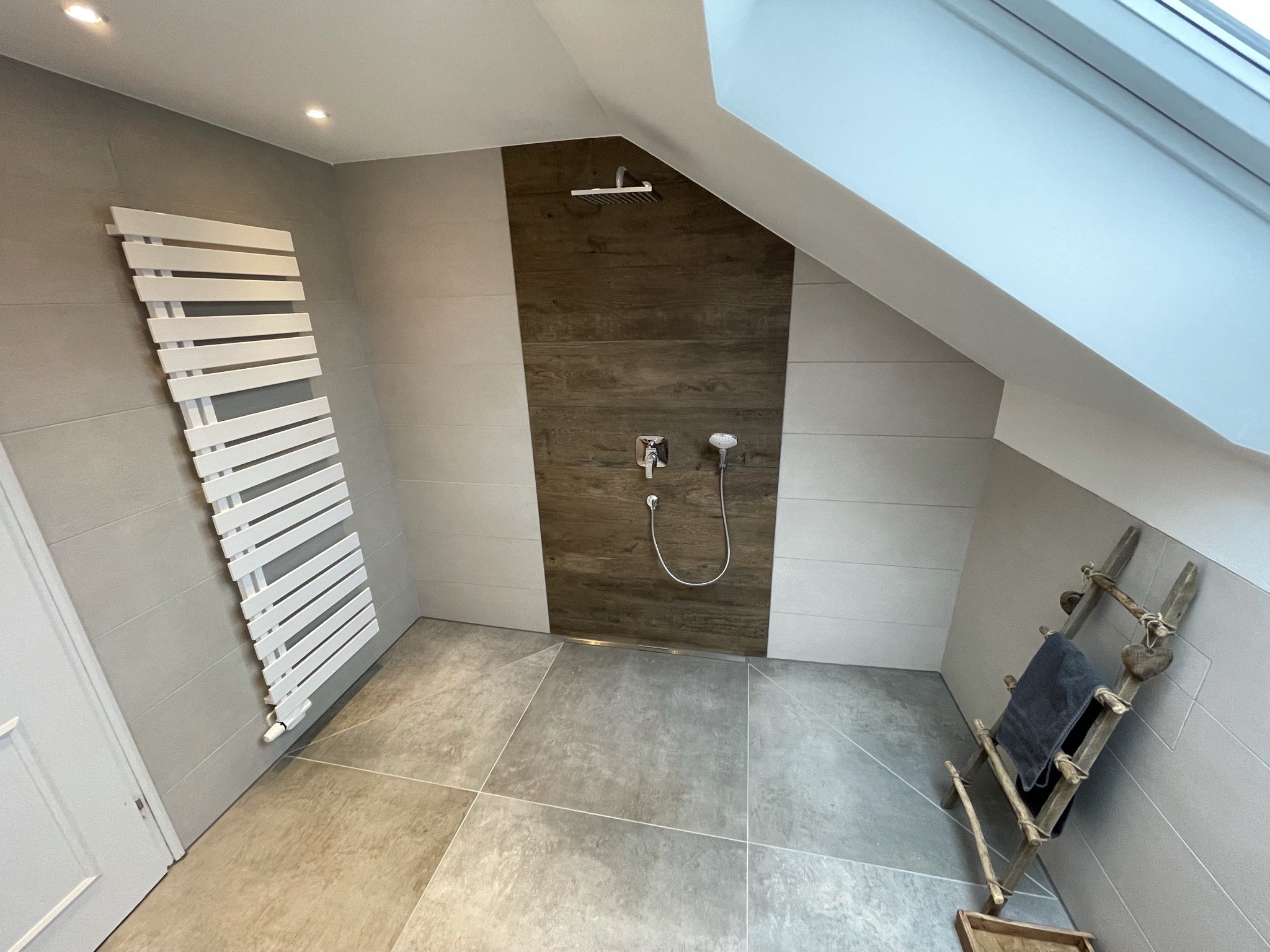 Fertiges Bad mit begehbarer Dusche, Hansgrohe-Brausen und KERMI-Handtuchheizkörper