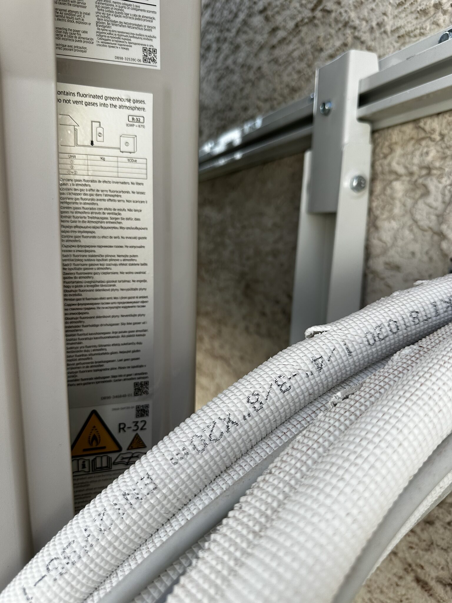 Detailaufnahme der stabilen Wandkonsole, auf der die Außeneinheit befestigt ist