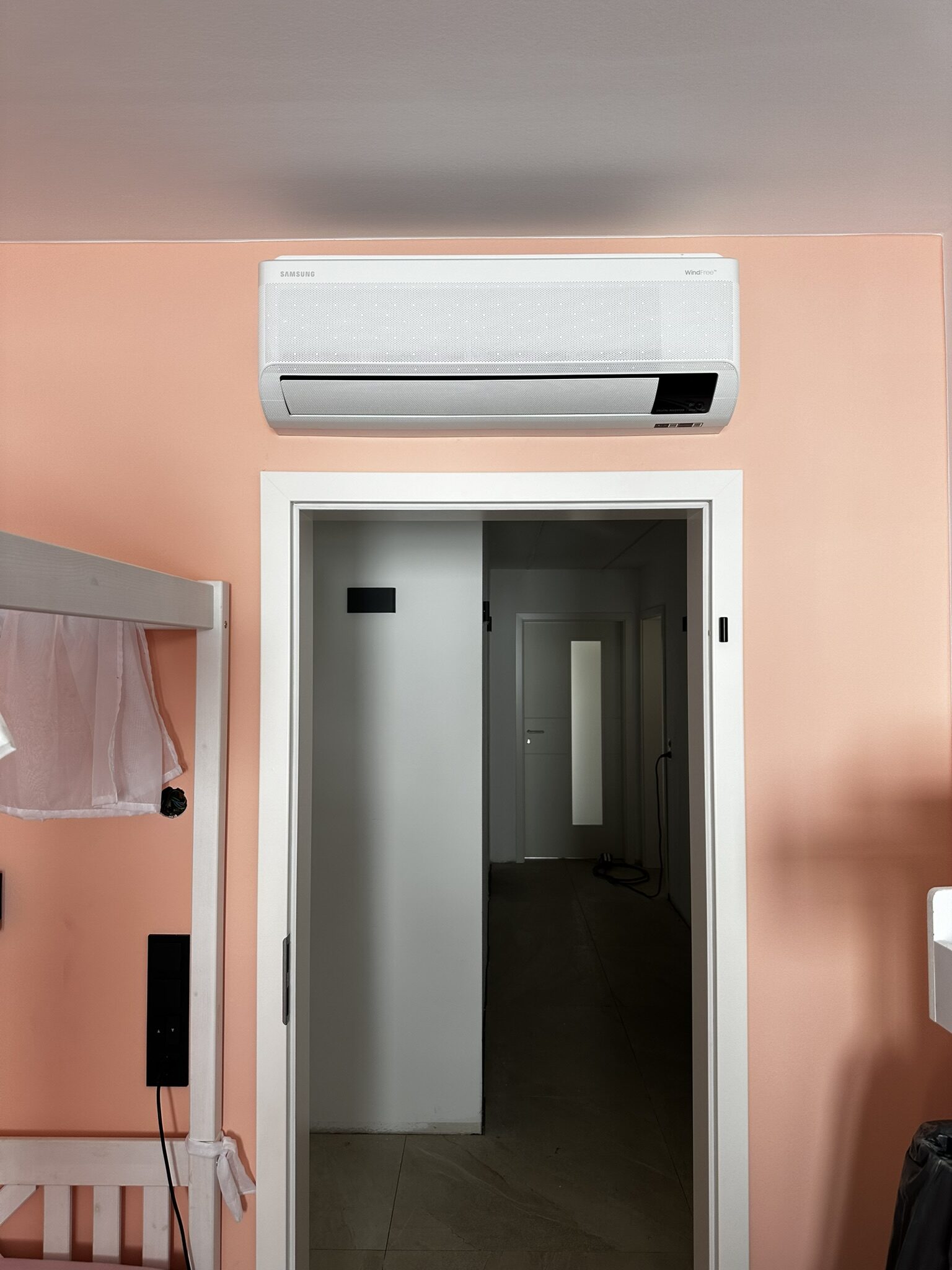 An der Wand montiertes Innengerät der Samsung WindFree Klimaanlage