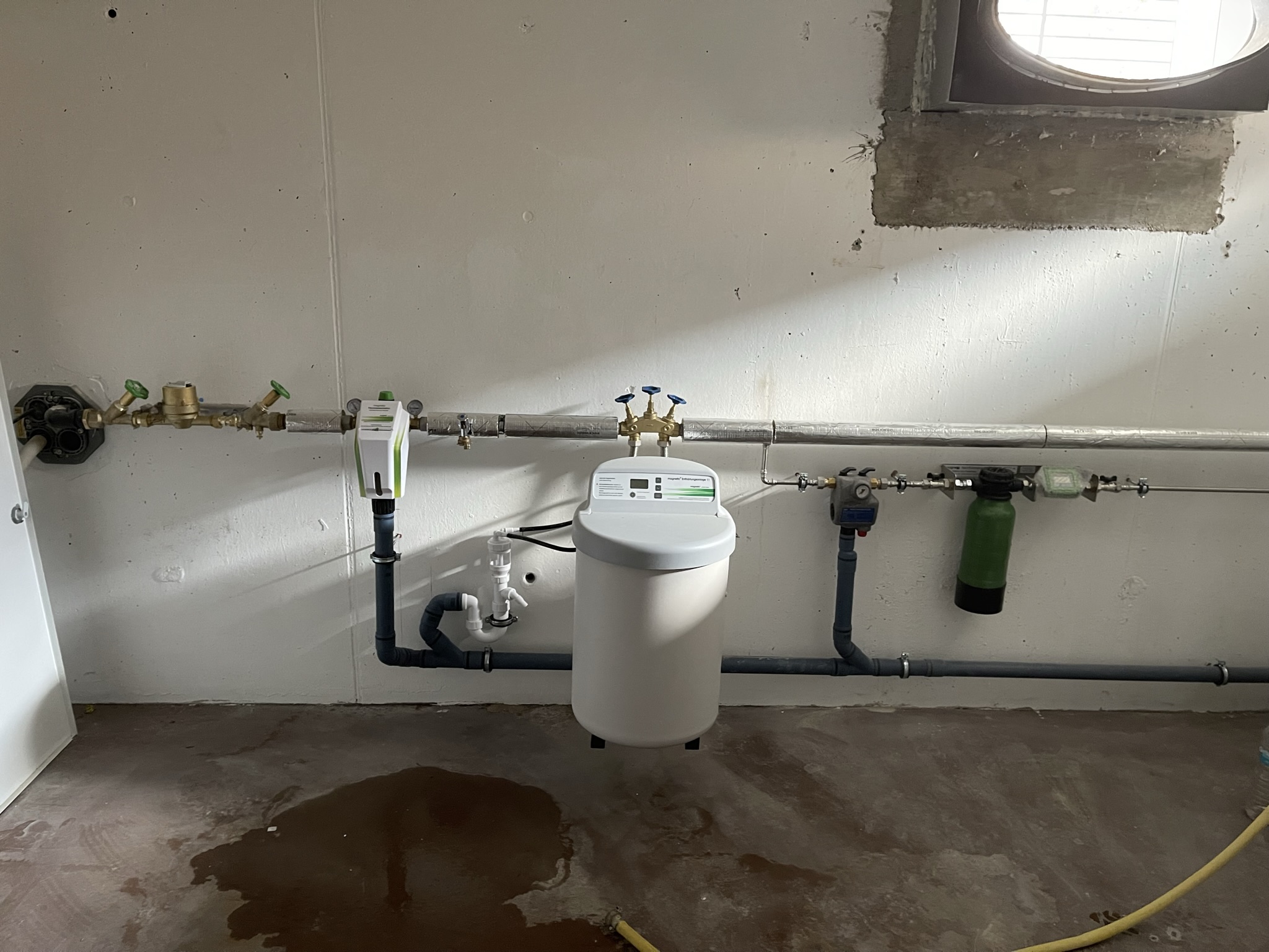 Technikzentrale mit Magnetic-Hauswasserstation, Enthärtungsanlage und Füllkombination