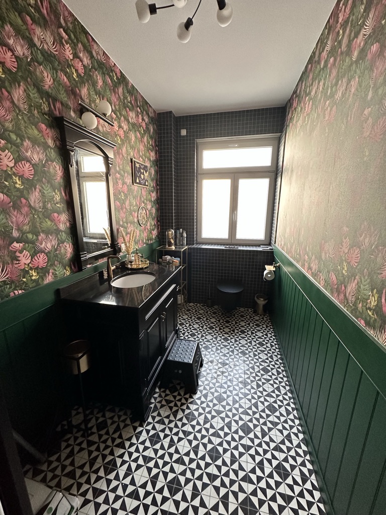 Fertiges Gäste-WC mit Dschungel-Tapete, dunkelgrüner Wandvertäfelung und Schwarz-Weiß-Fliesenboden