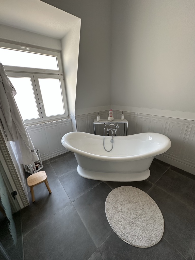 Freistehende Badewanne mit freistehender Armatur im Elternbad