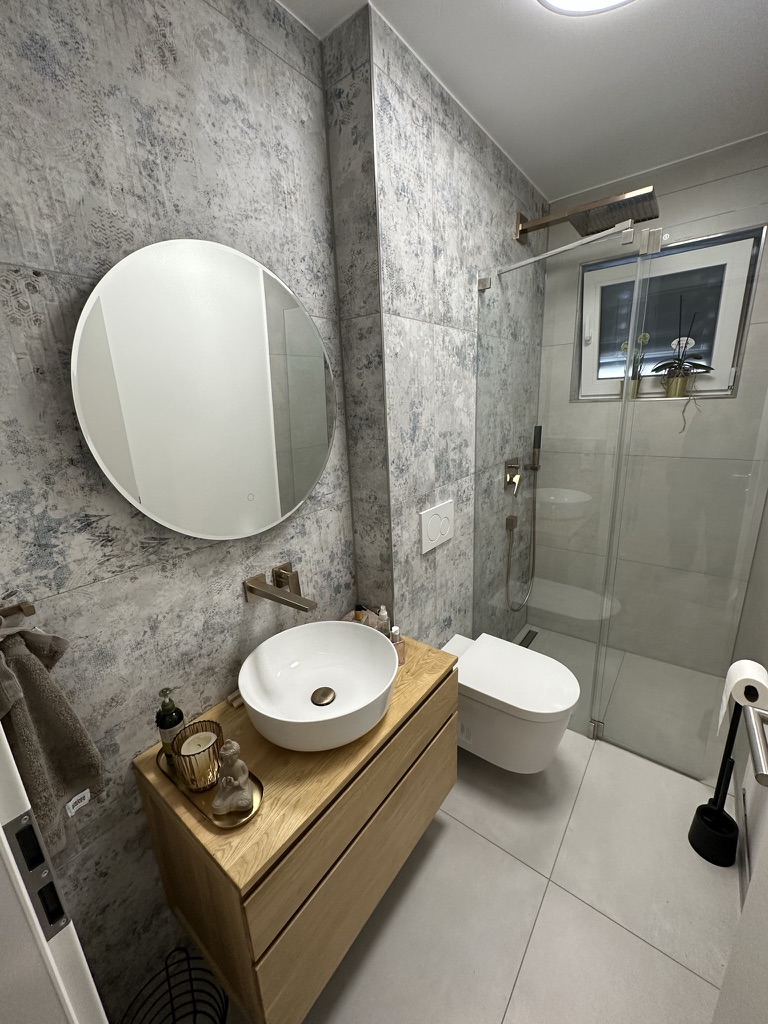 Gästebad mit Hansgrohe-Unterputzarmaturen, Aufsatzwaschbecken und goldenen Armaturen
