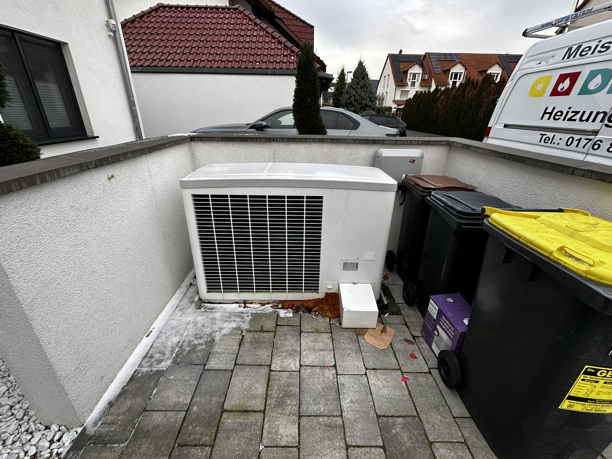 Wärmepumpe im Mülltonnenbereich in Mauerwerk eingehaust — Innenansicht