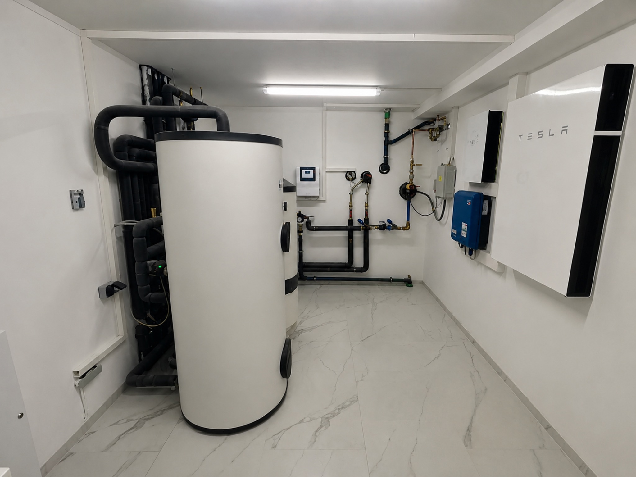 Technikzentrale mit Tesla-Batteriespeicher, SolarEdge, Wärmepumpentechnik und Hauswasserstation