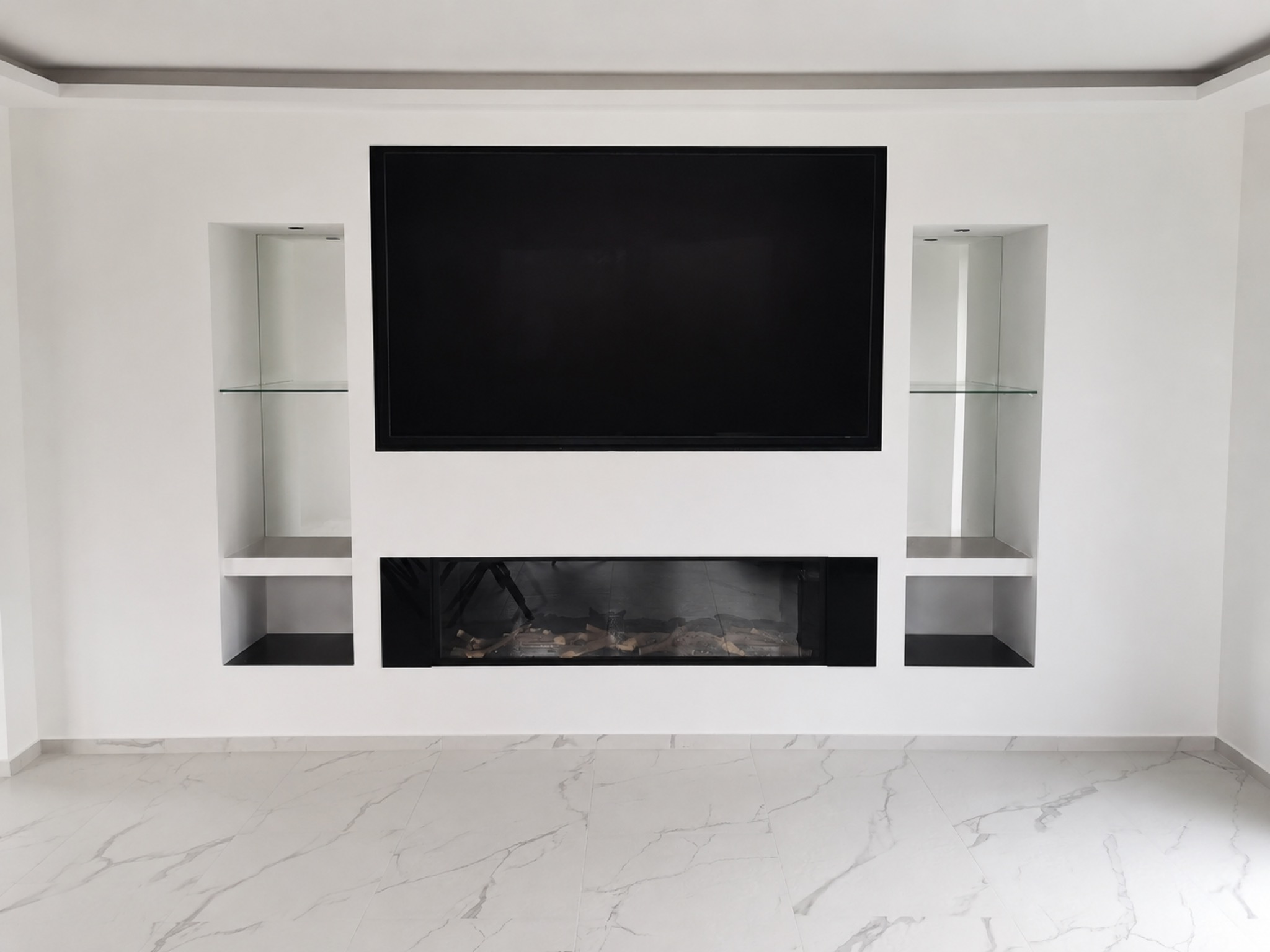 Wohnzimmer mit Fernsehwand und Gaskamin