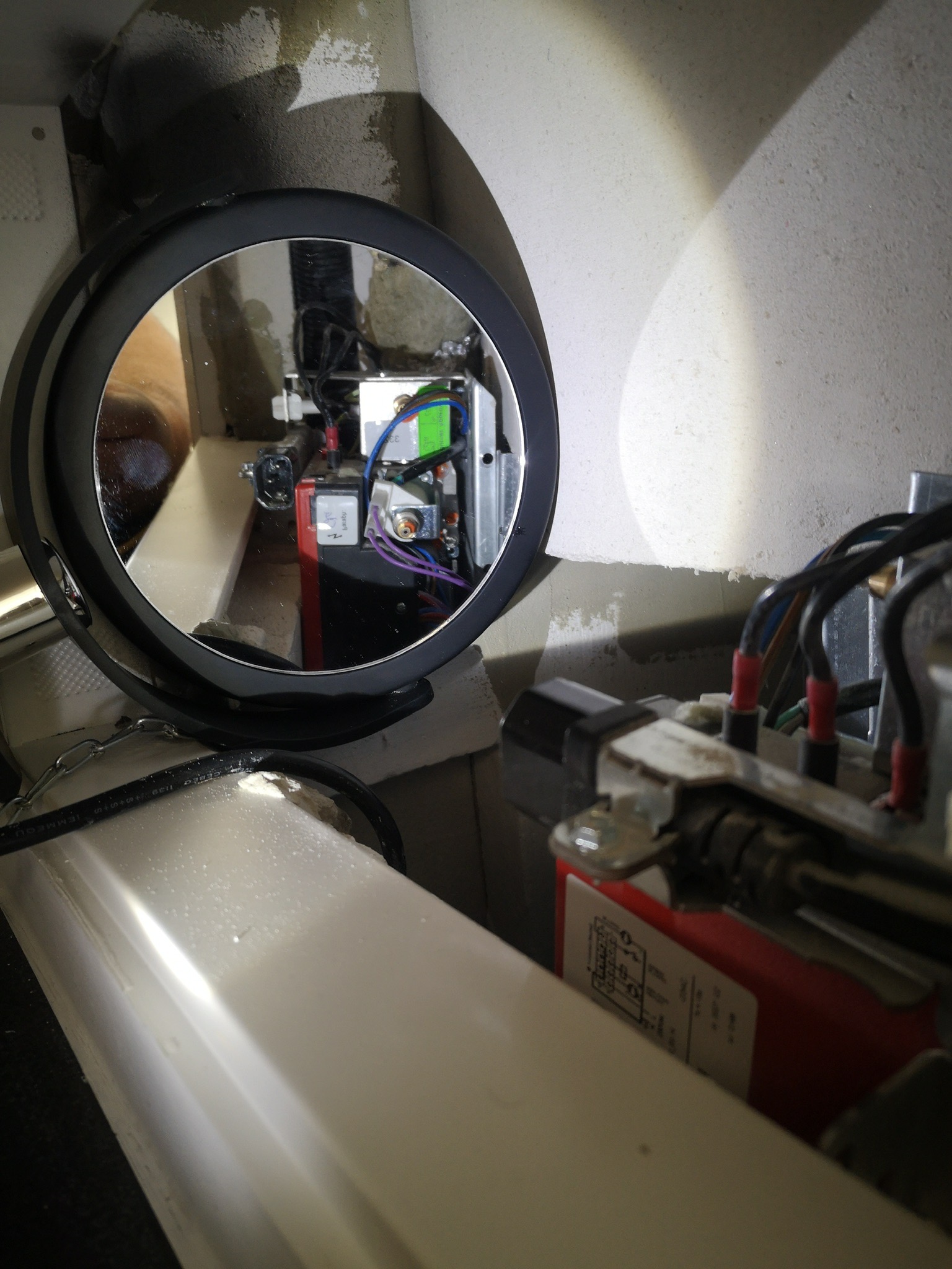Sichtprüfung der Elektro-Anschlüsse des Gaskamins vor Inbetriebnahme