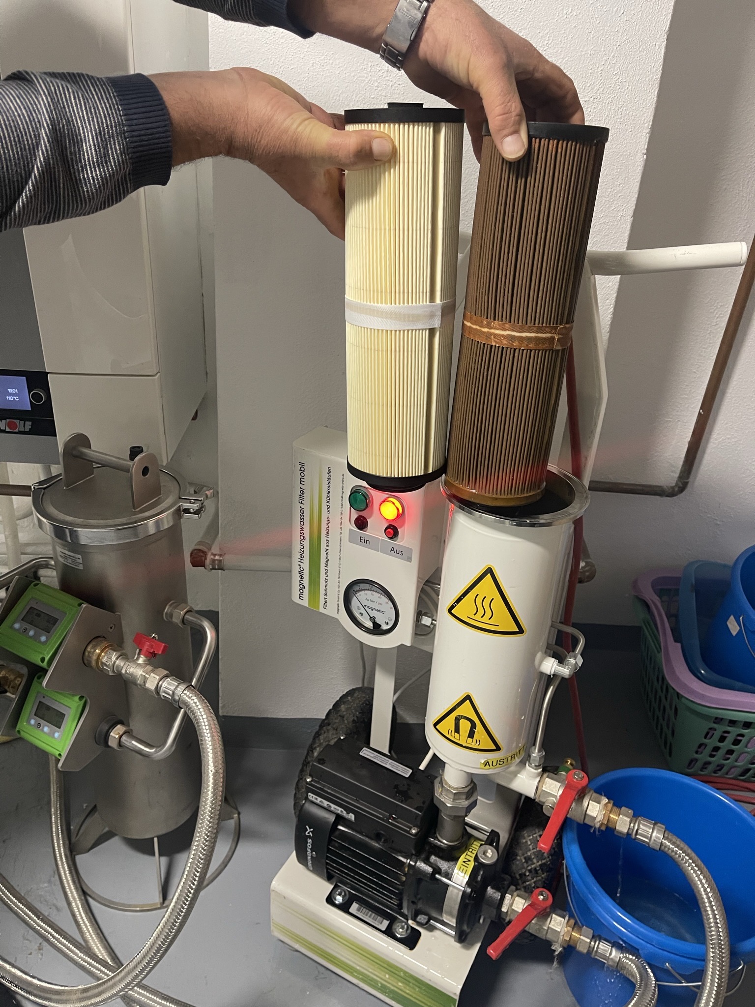 Wartungsvergleich nach ca. 1 Jahr: verdreckter Filter gegenüber neuem Filter