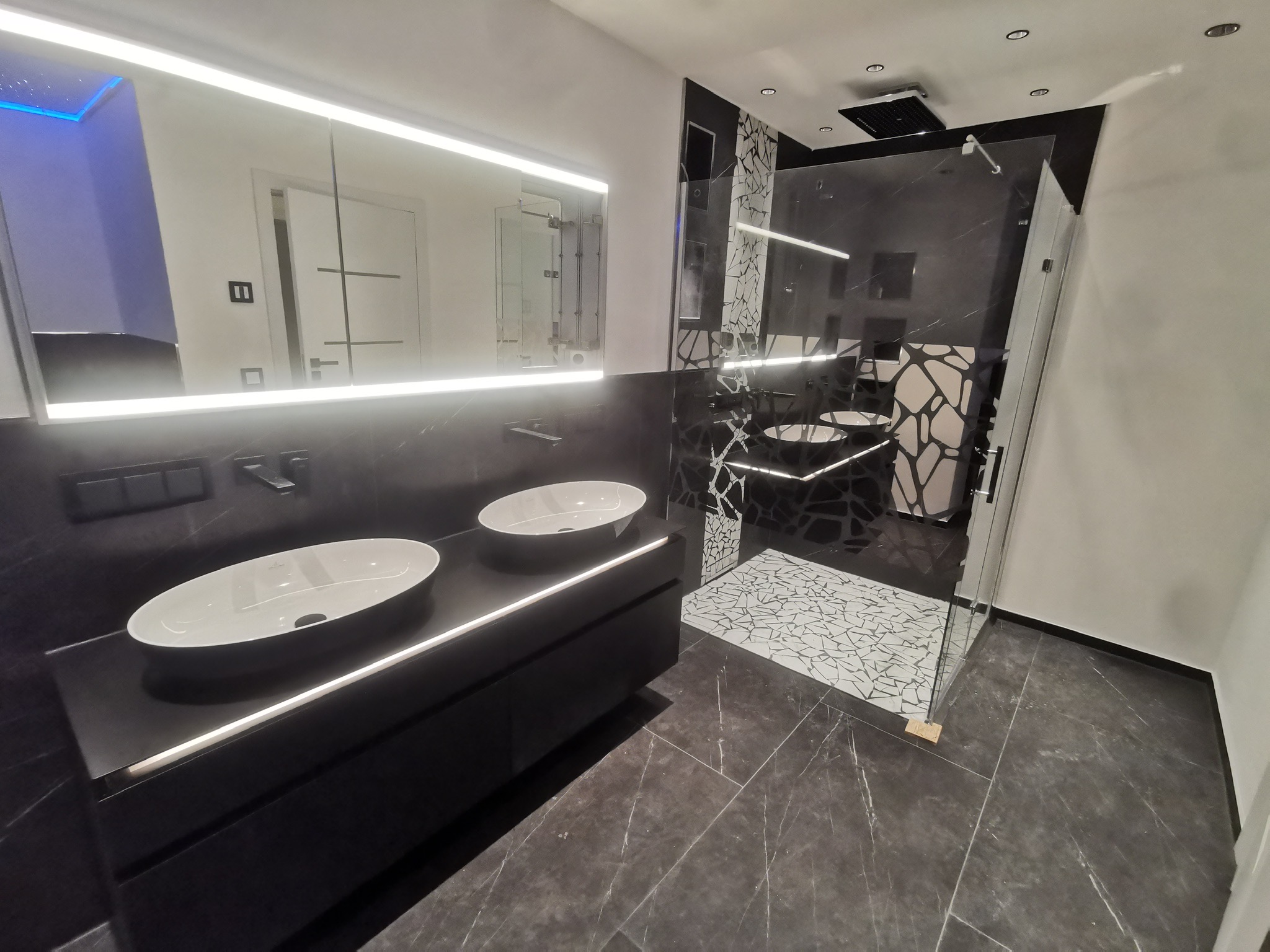 Doppelwaschtisch Villeroy & Boch mit Emco-Spiegel und begehbarer Mosaik-Dusche im Hauptbad
