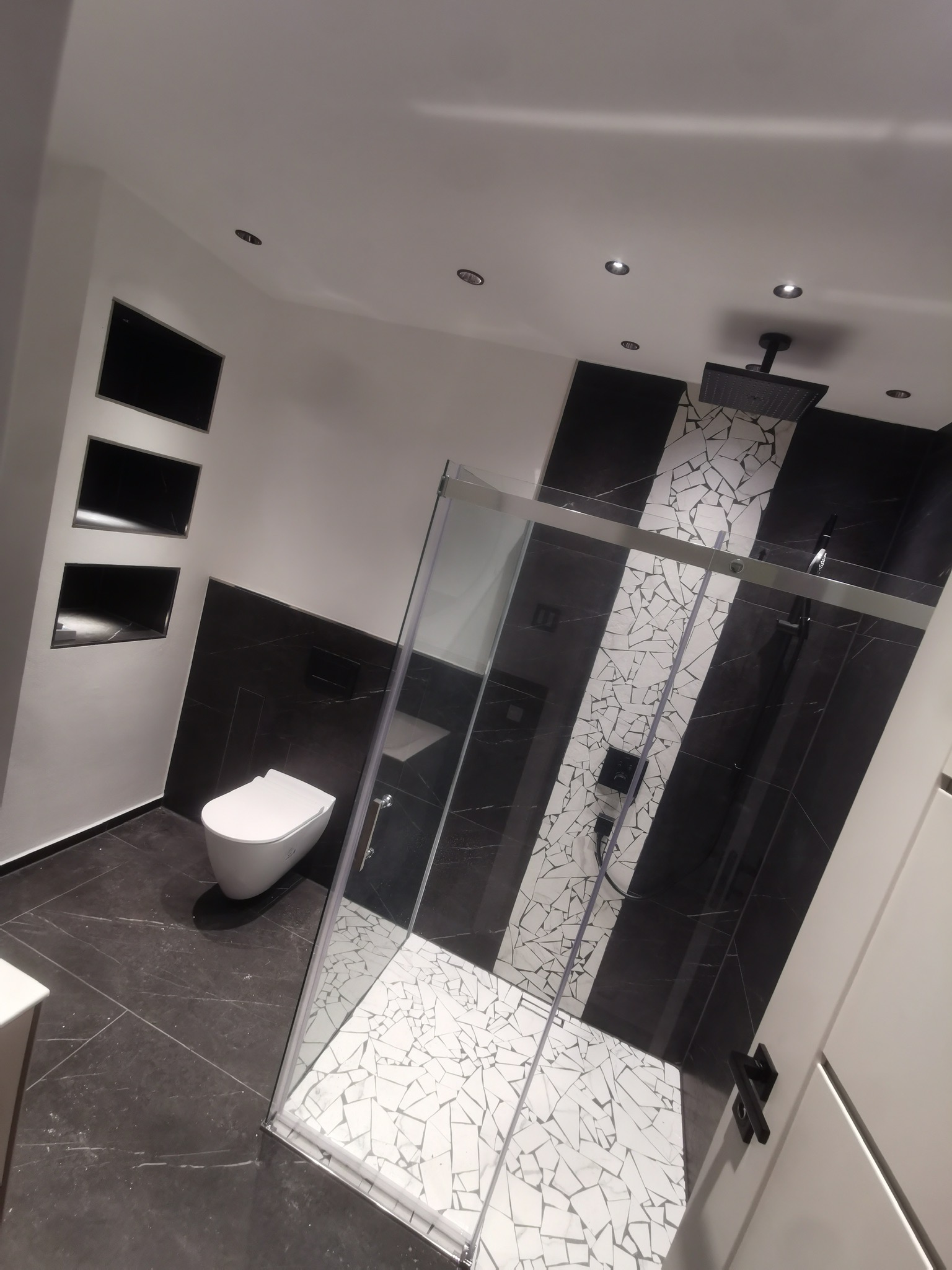 Kinderbad im Dachgeschoss mit begehbarer Mosaik-Dusche und beleuchteten Nischen