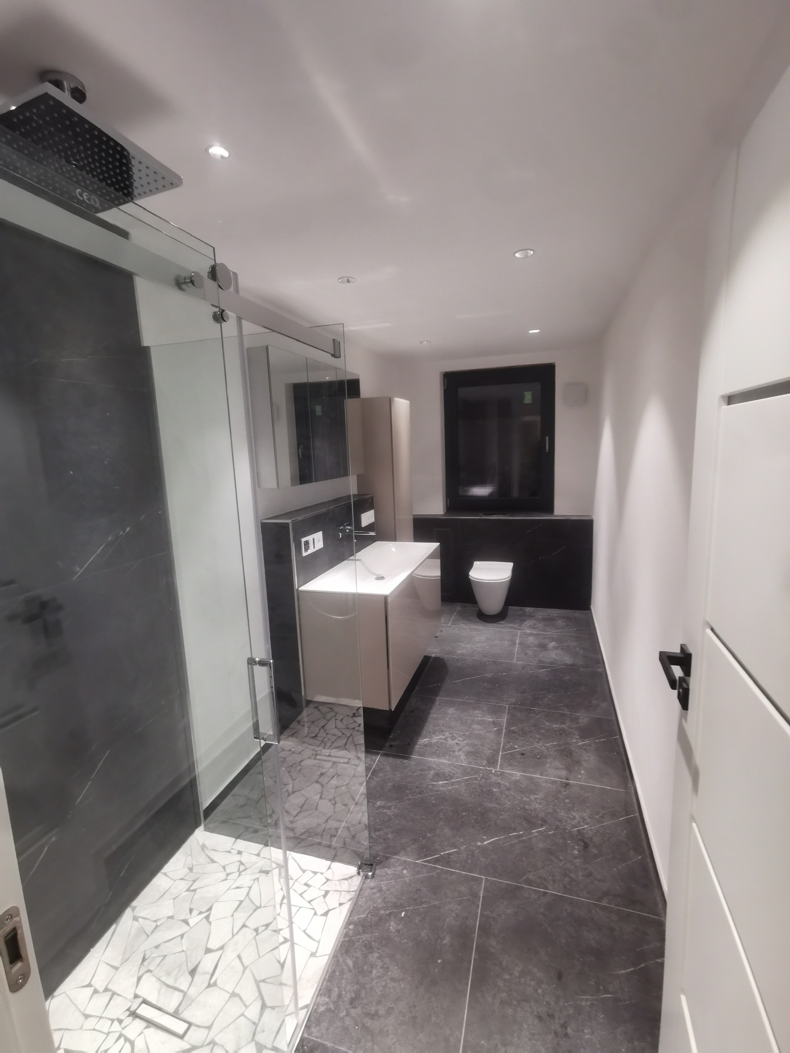 Gästebad mit begehbarer Mosaik-Dusche, Villeroy & Boch Waschtisch und Emco-Spiegelschrank