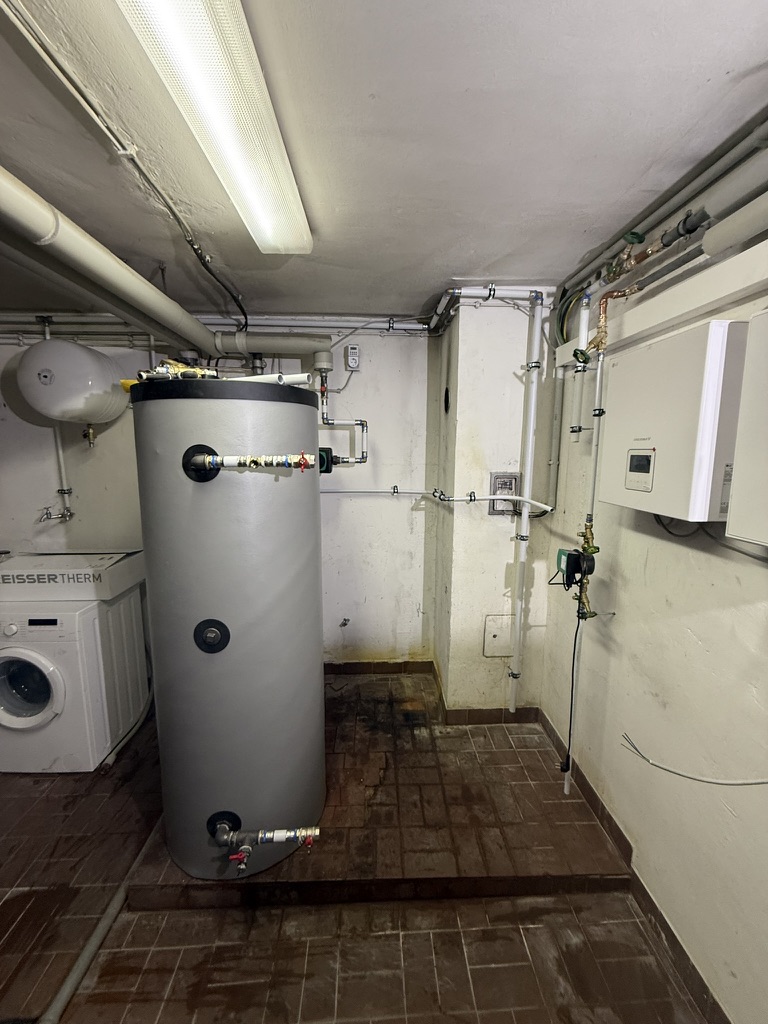 Aufbau des Pufferspeichers für die neue Wärmepumpe im Heizraum