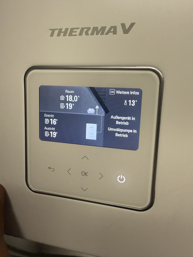 Inbetriebnahme durch Techniker mit ThermaV-Regeleinheit: Heizkurve und Betriebszeiten einstellen
