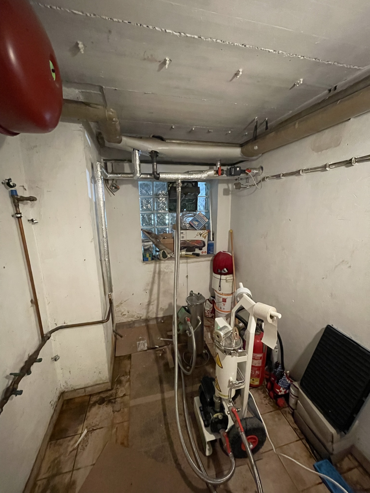 Heizungswasserfiltration — Magnetit und Schlamm im Auffangbehälter