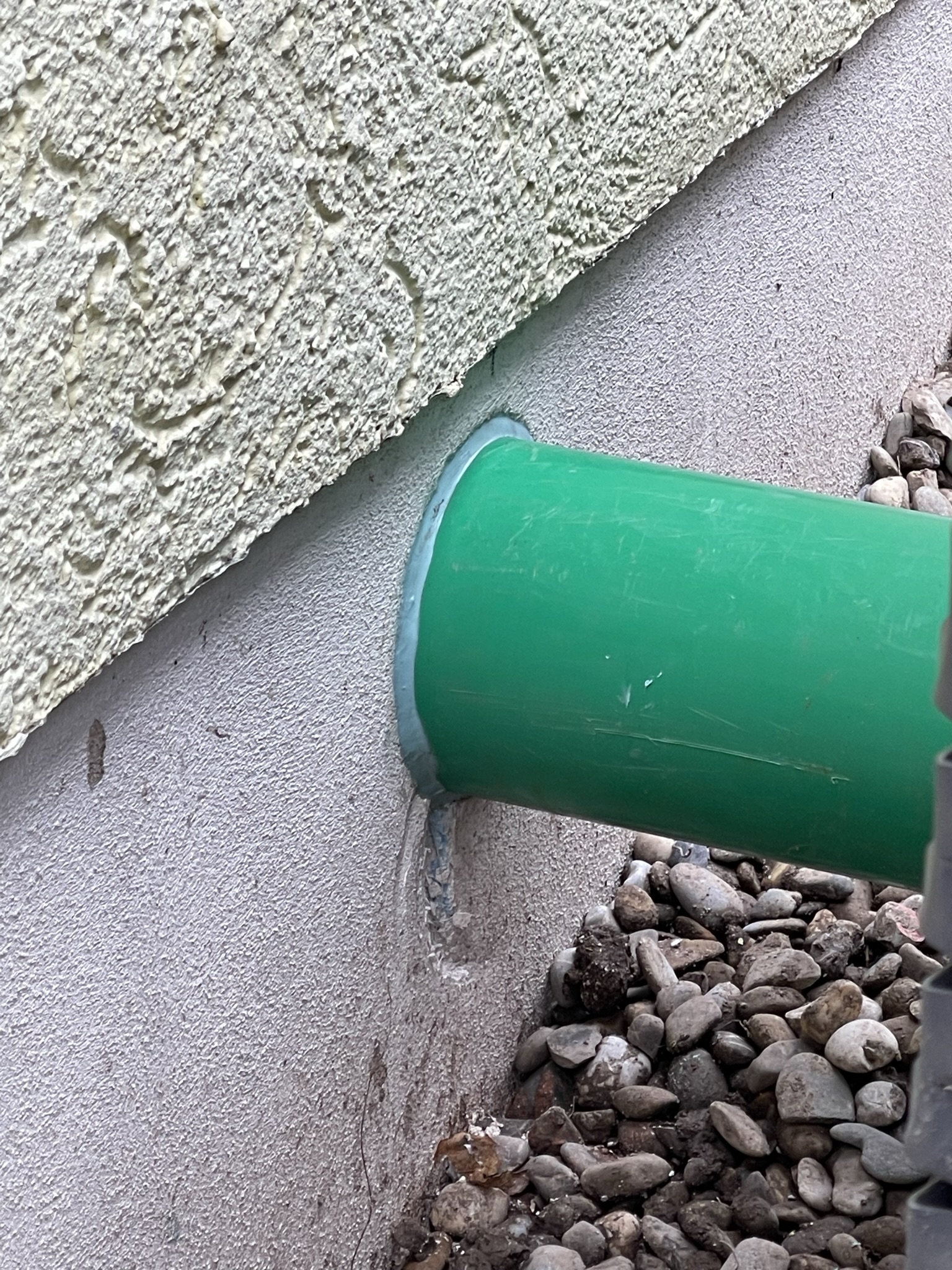 Kernlochbohrung durch die Hauswand für Vor- und Rücklaufleitungen