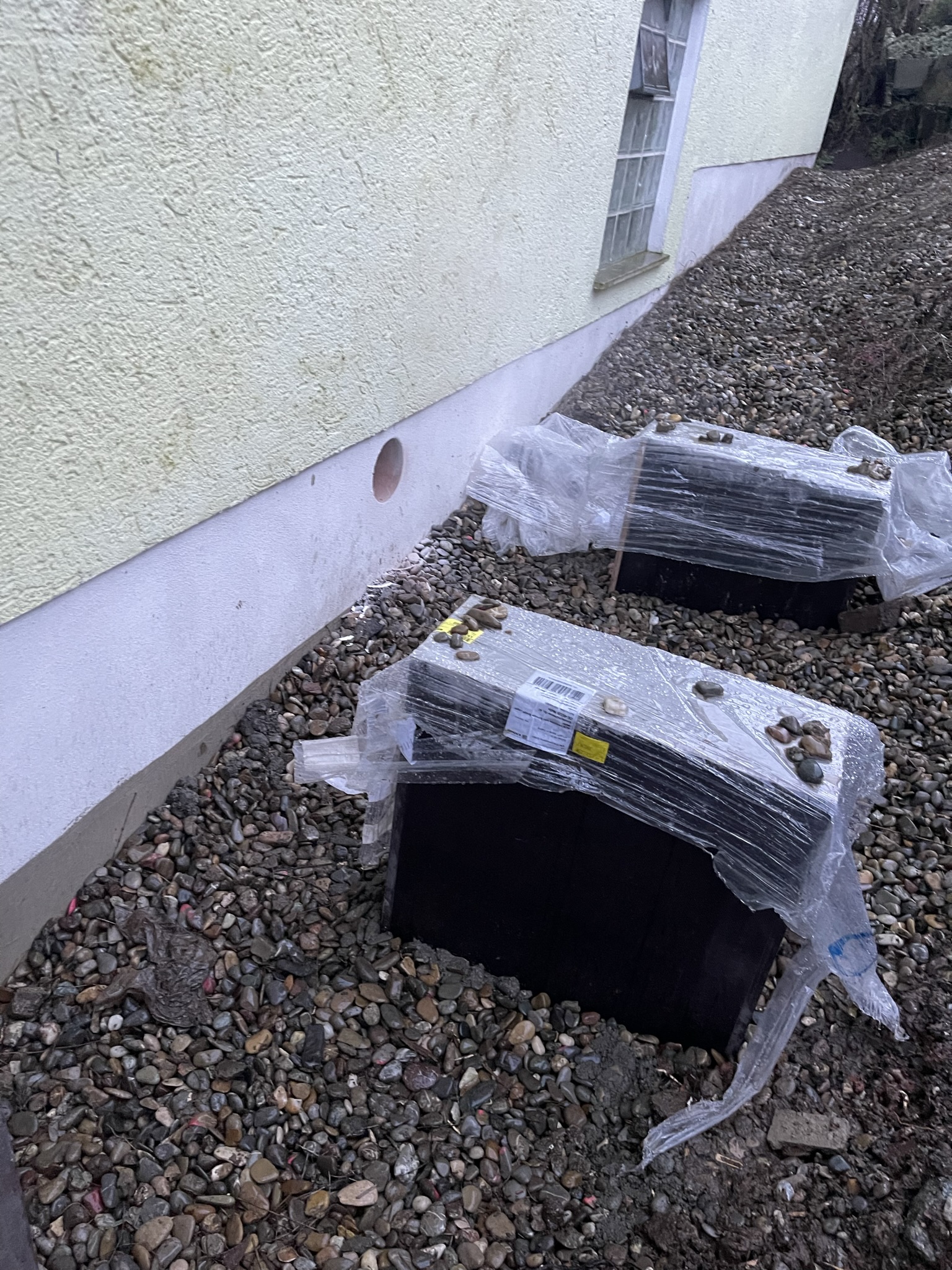 Schalung und Betonunterbau für die Außeneinheit am Hang