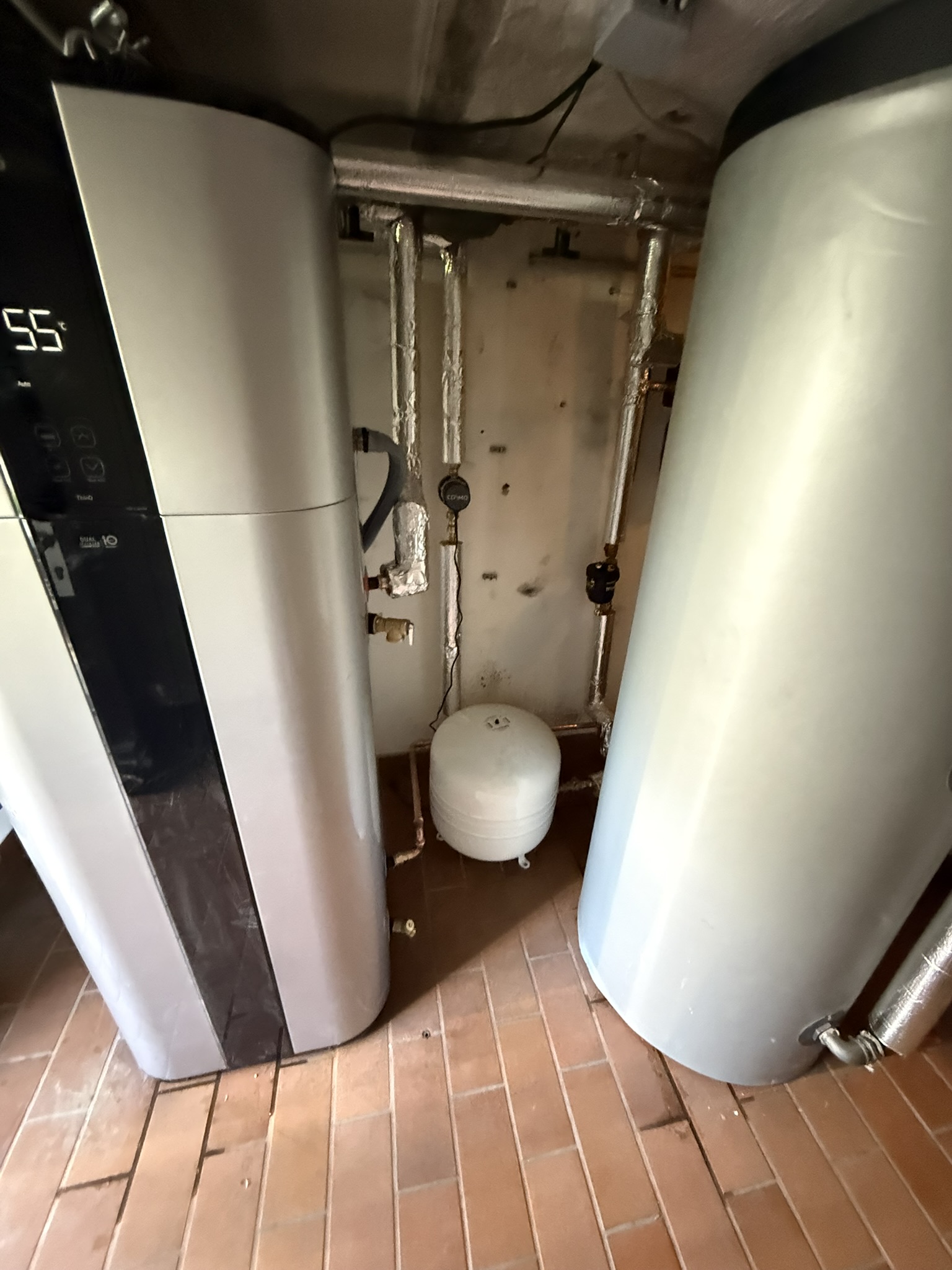 Technikraum mit Brauchwasserwärmepumpe, Pufferspeicher, Füllstation nach VDI 2035
