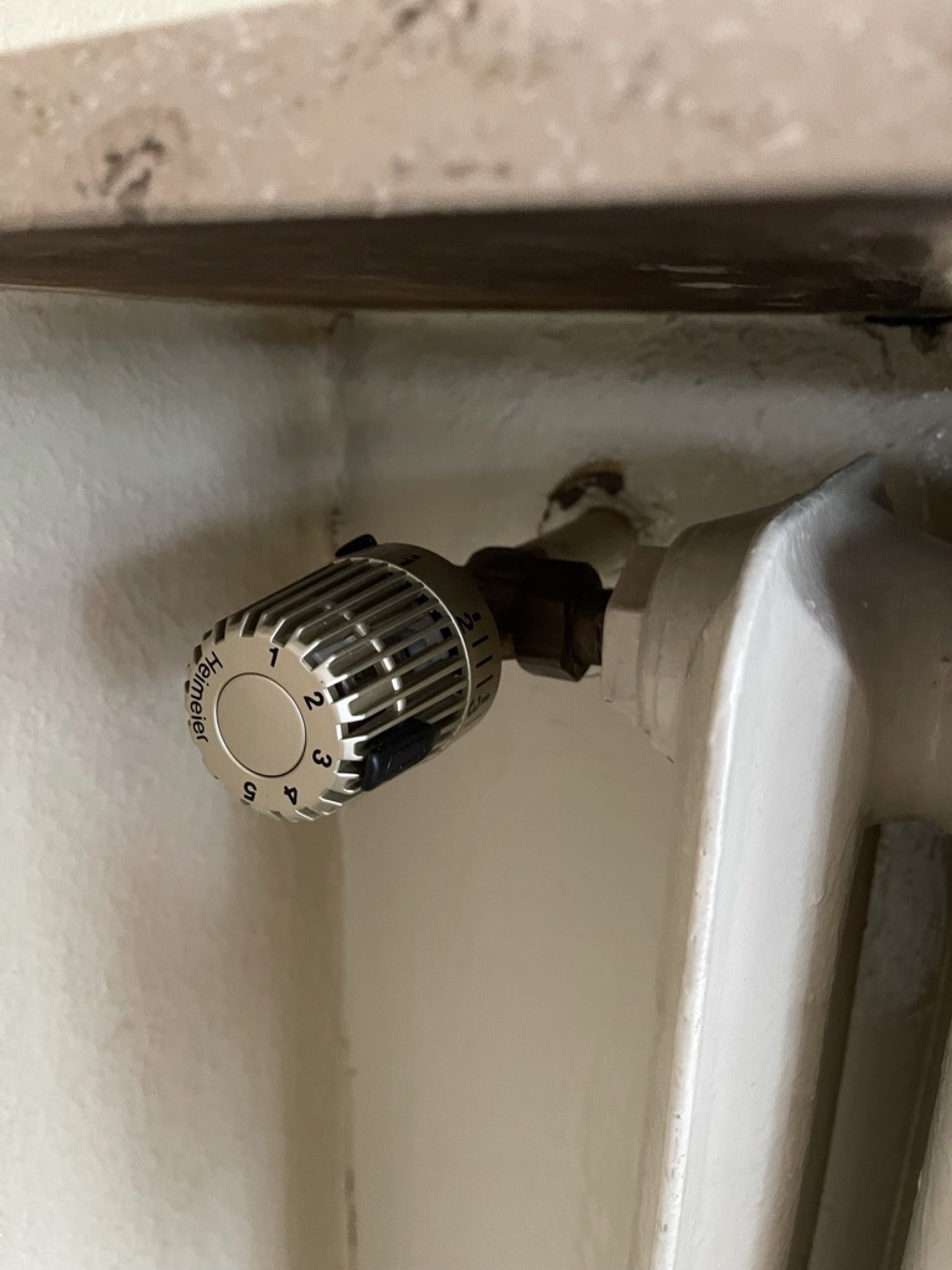 Altes Heizkörperventil mit Thermostatkopf
