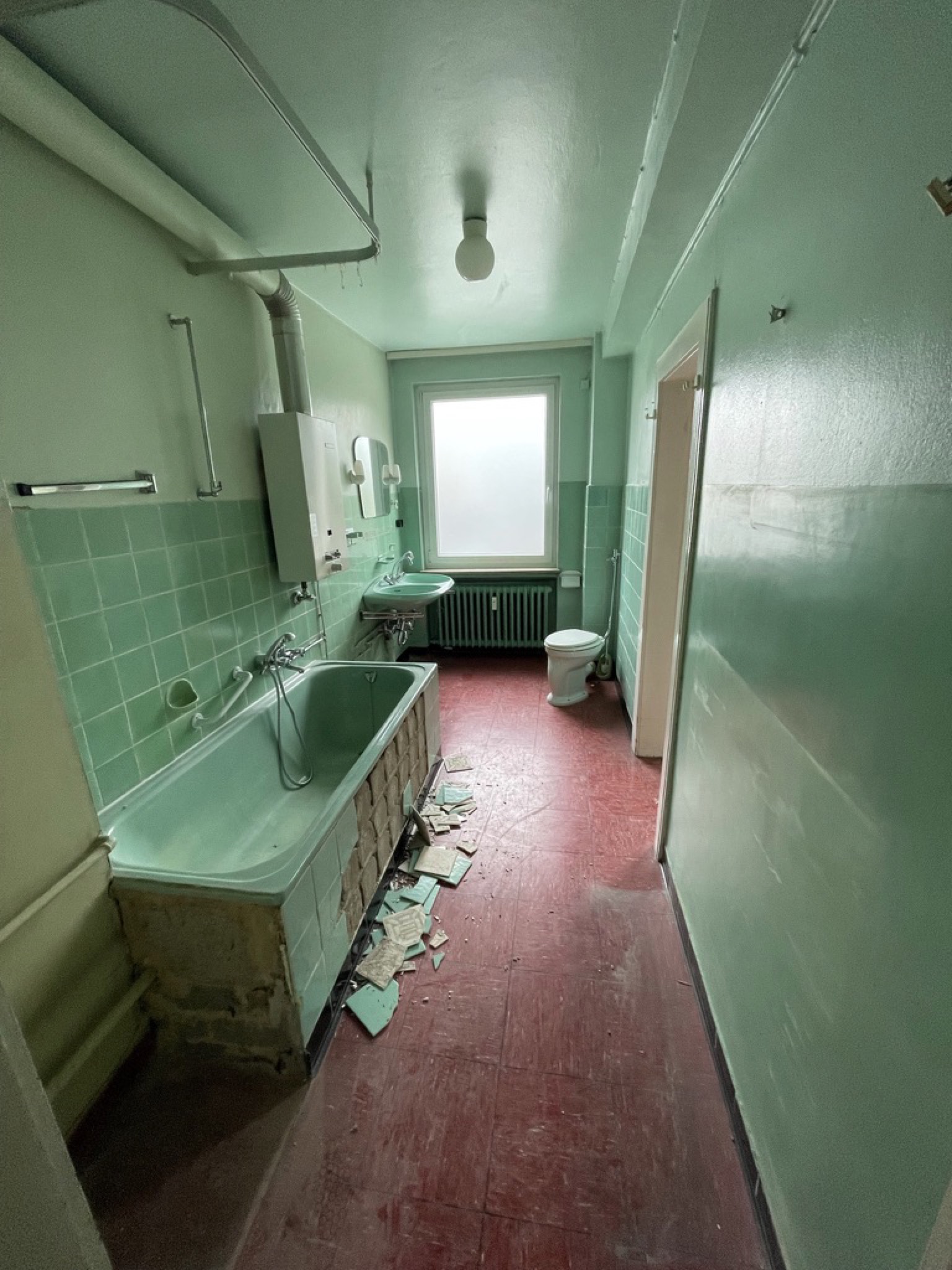 Altes Bad mit Badewanne, Waschbecken, WC und Fliesen