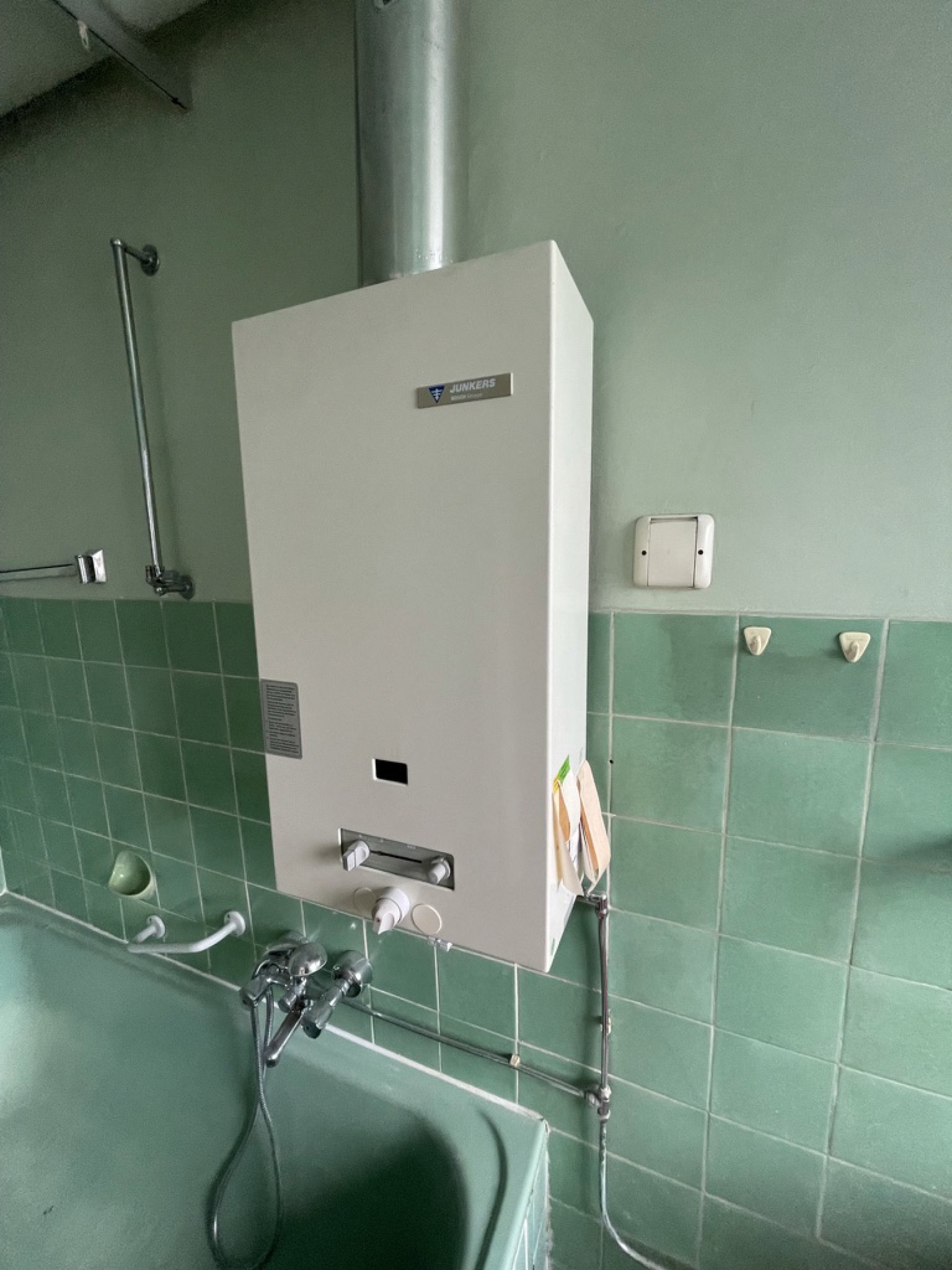 Alte Warmwassertherme vor der Demontage