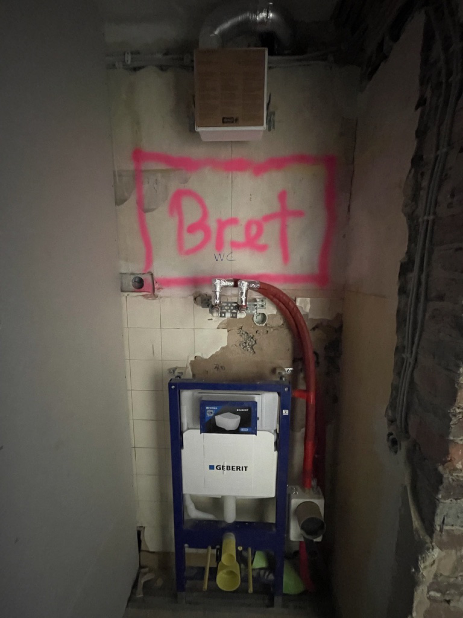 Vorbereitung Gäste-WC mit Lüftungsanlage und Durchlauferhitzer