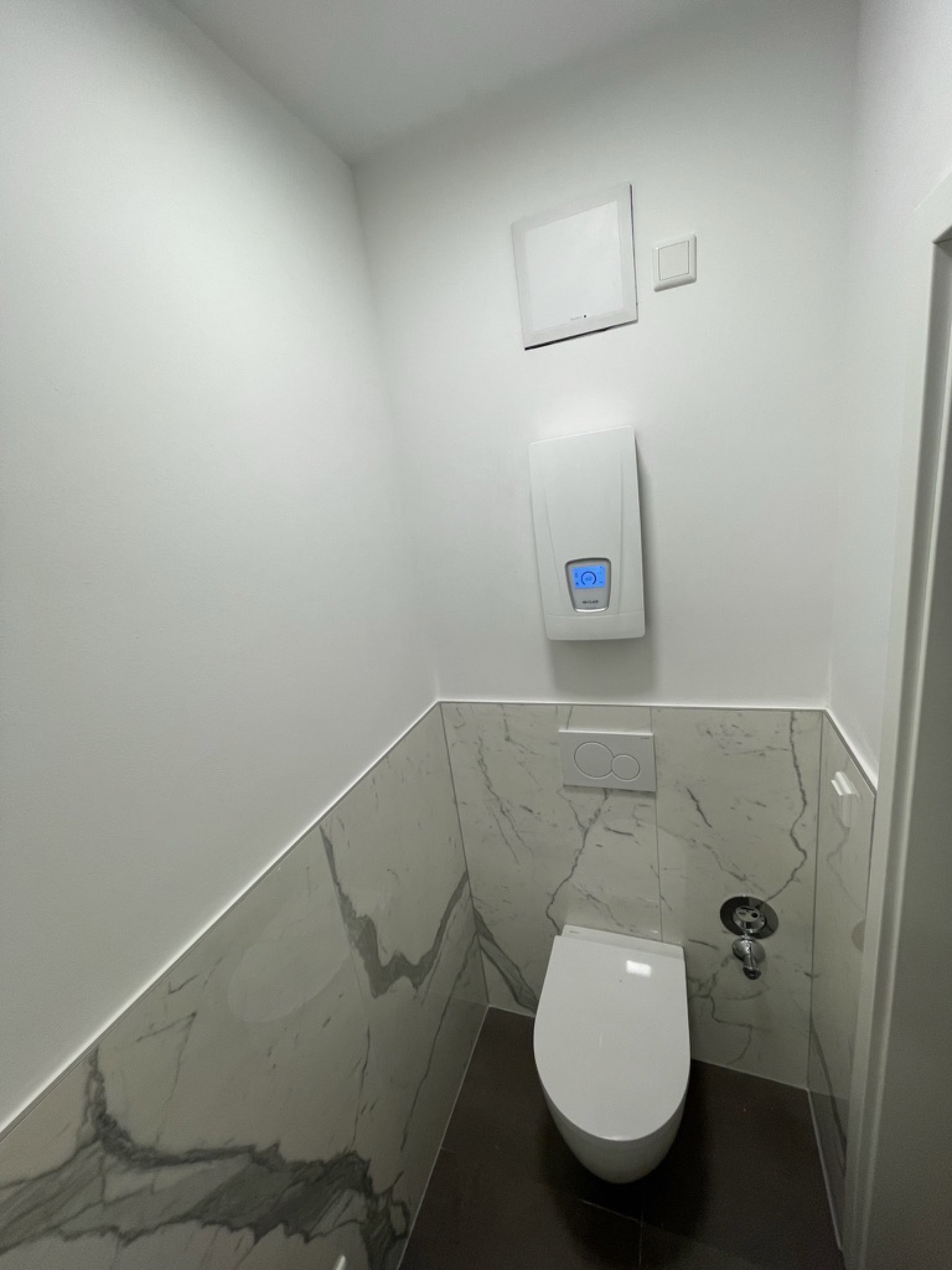 Fertiges Gäste-WC mit WC, Durchlauferhitzer und Lüftungsanlage