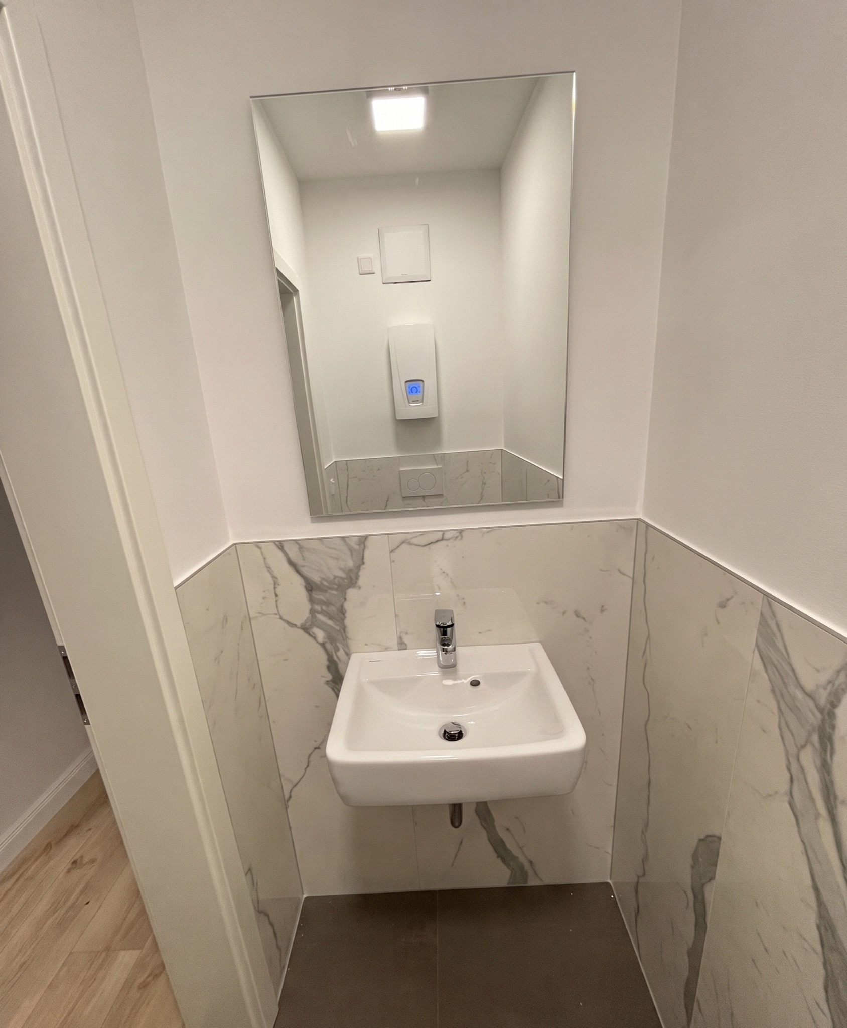 Neues Waschbecken mit Spiegel im Gäste-WC