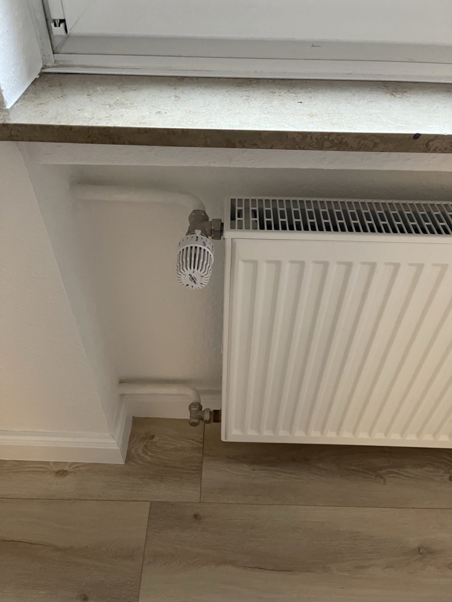 Neuer KERMI-Plattenheizkörper mit neuem Thermostatventil