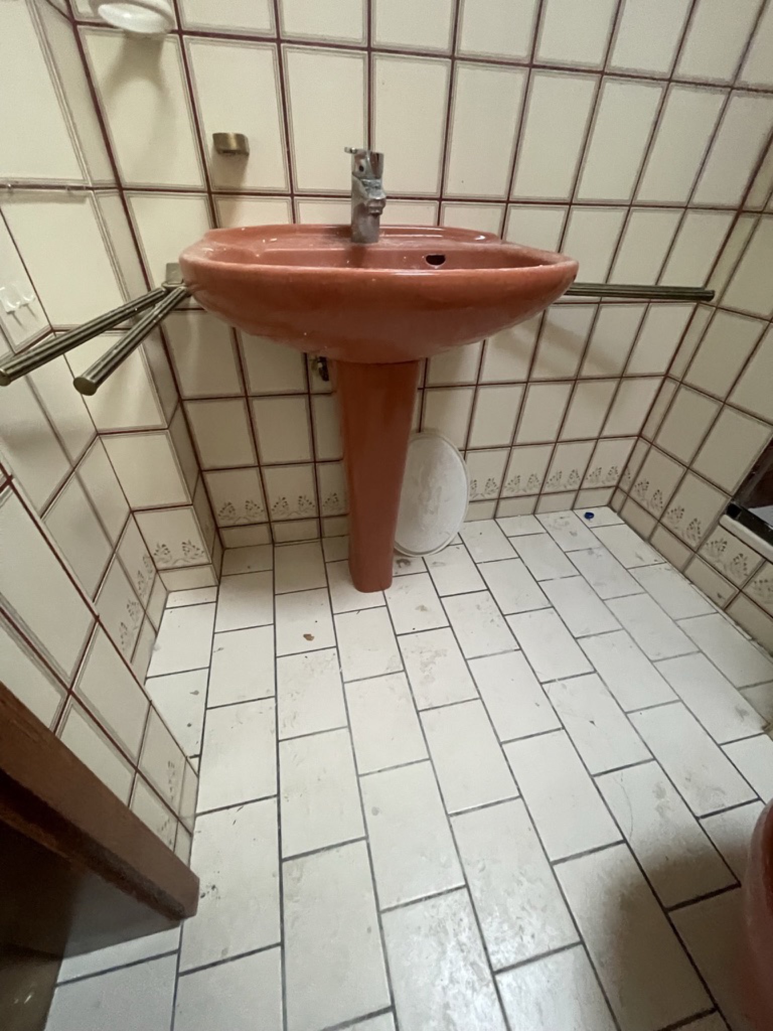 Altes Waschbecken im Dachgeschoss