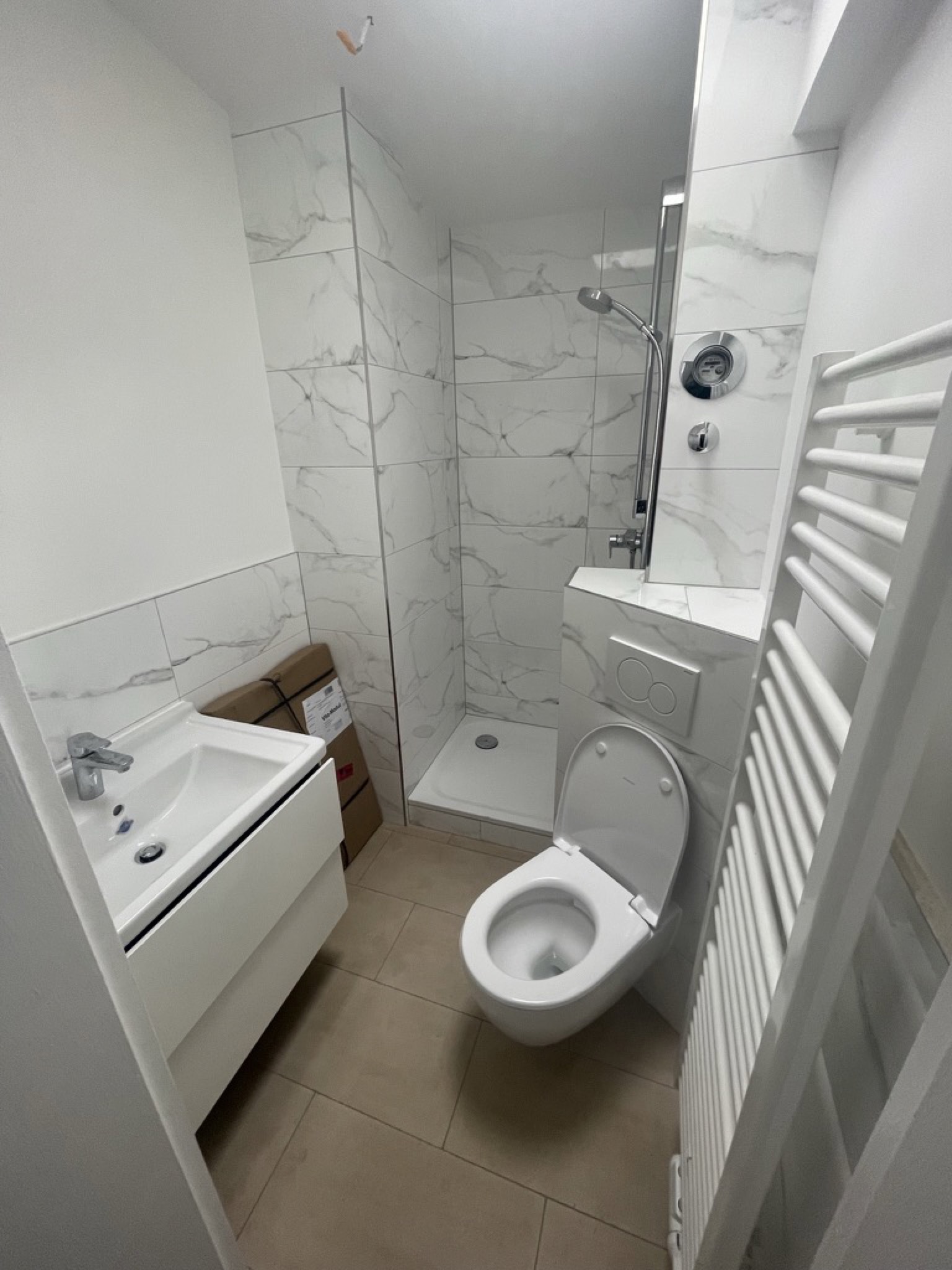 Neues Dachgeschoss-Bad mit Dusche, Waschbecken, WC und Lüftungsanlage