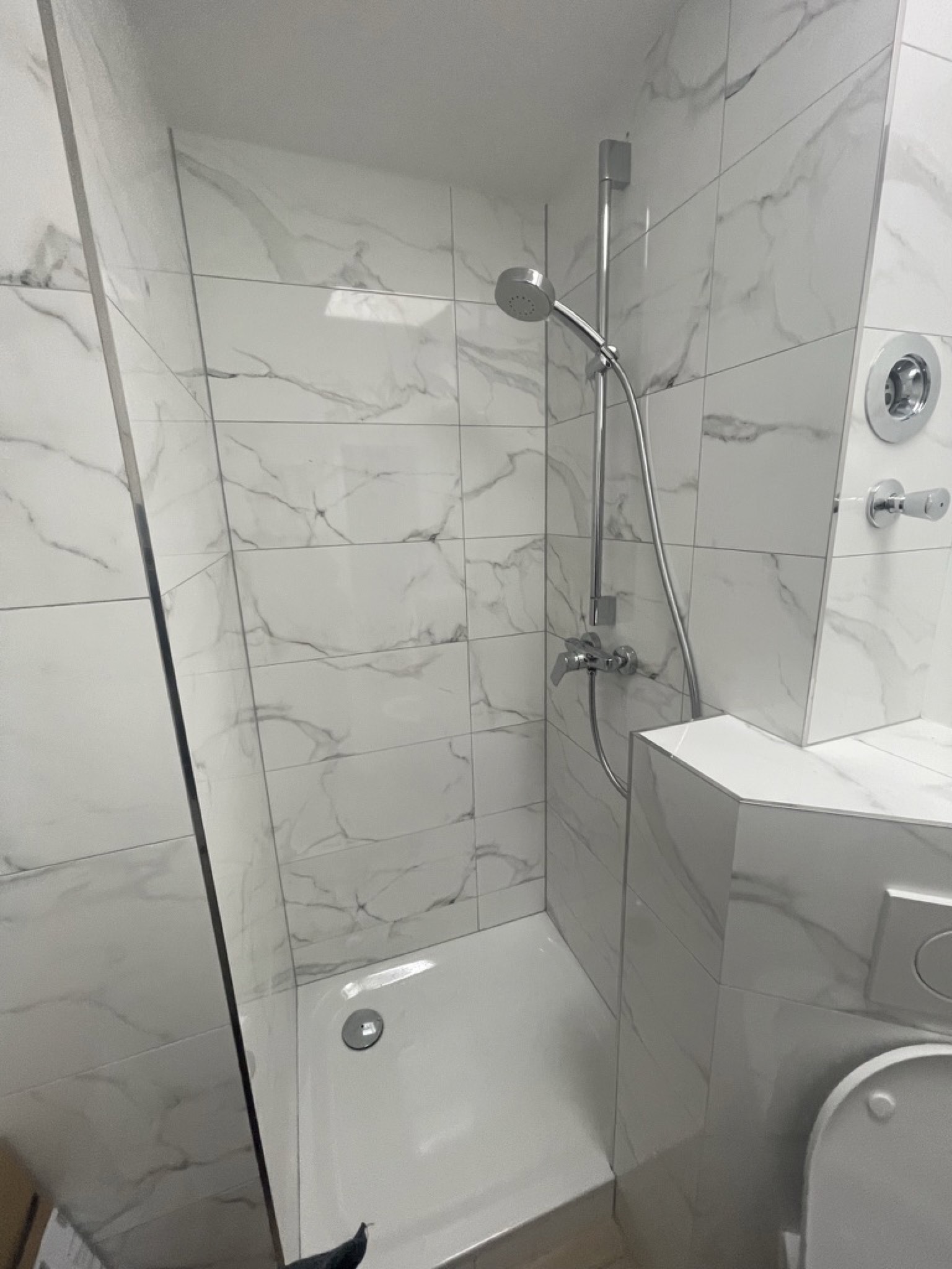 Nahaufnahme der Dusche im Dachgeschoss-Bad