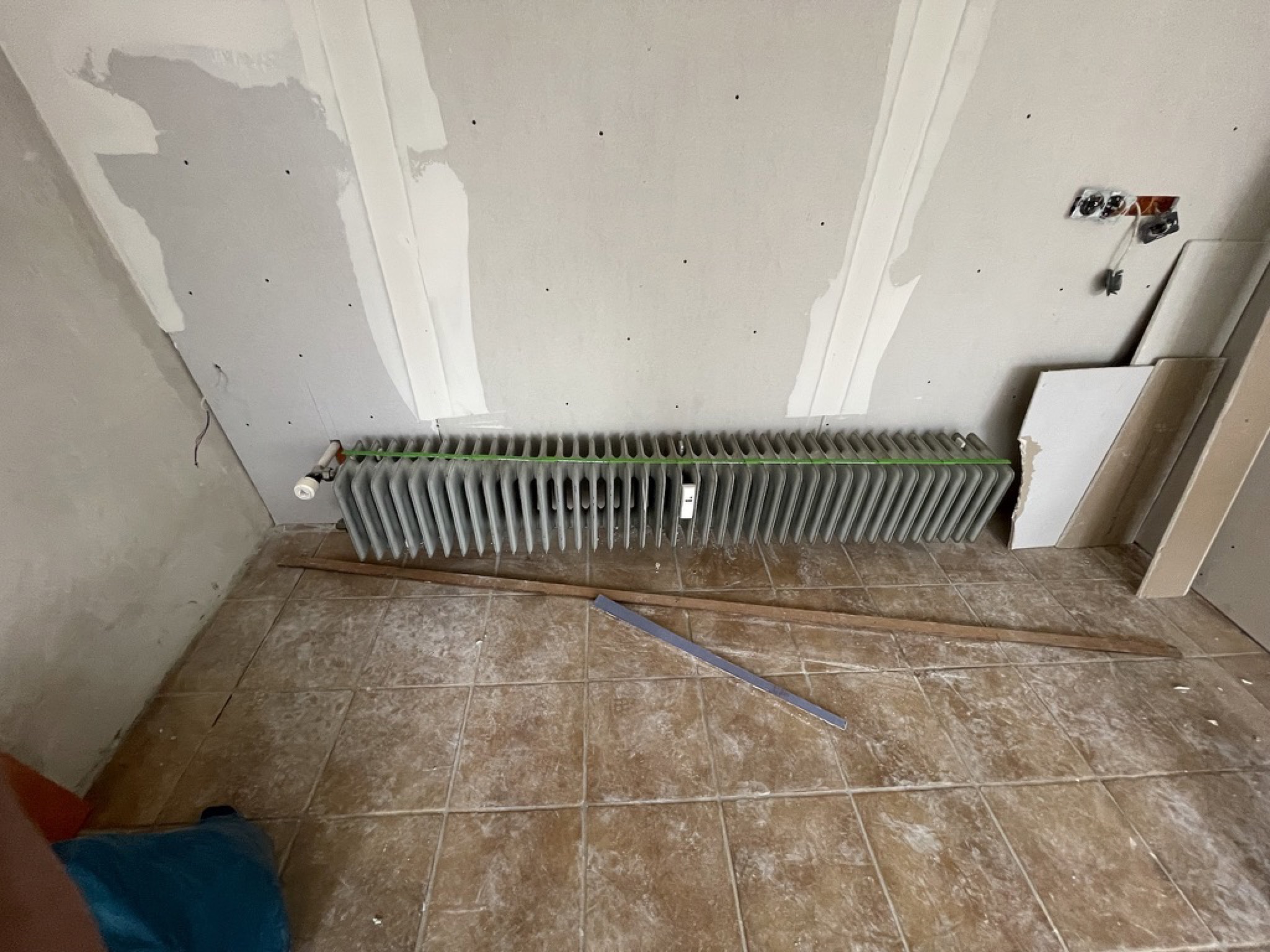 Demontierter alter Gussradiator im Dachgeschoss-Wohnzimmer