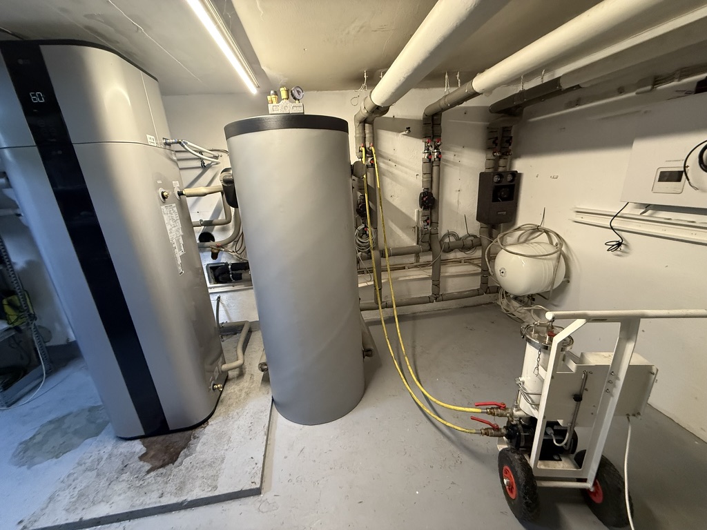 Technikraum mit Brauchwasserwärmepumpe 270 Liter und Pufferspeicher 500 Liter, drei Heizkreise angeschlossen