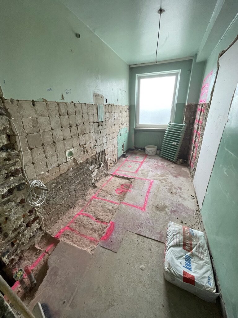 Am Boden eingezeichnete Markierungen für die exakte Platzierung der Sanitärinstallation